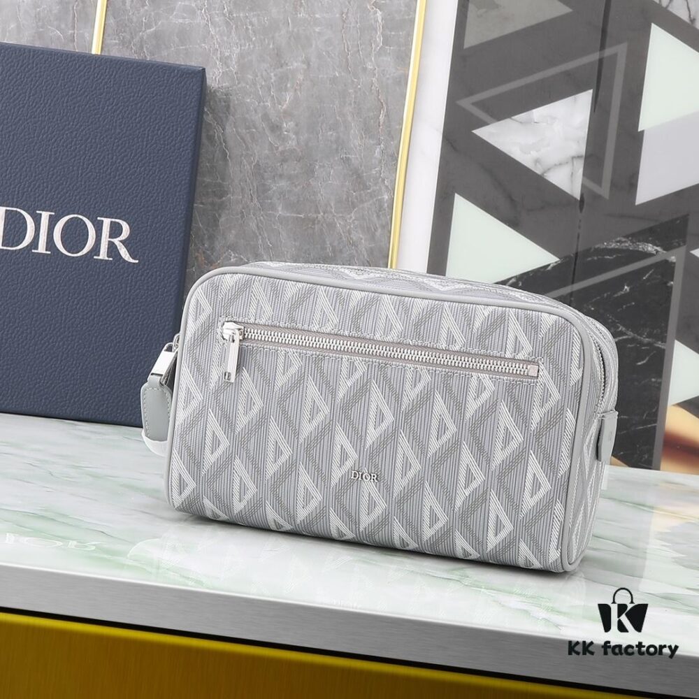 6930a7196e68136f4d9ac465 This toiletry bag combines practical functionality with minimalist design. Crafted from Dior gray CD Diamond canvas inspired by the Dior archives, it features smooth calf leather trims in matching tones and a signature Dior logo on the front.