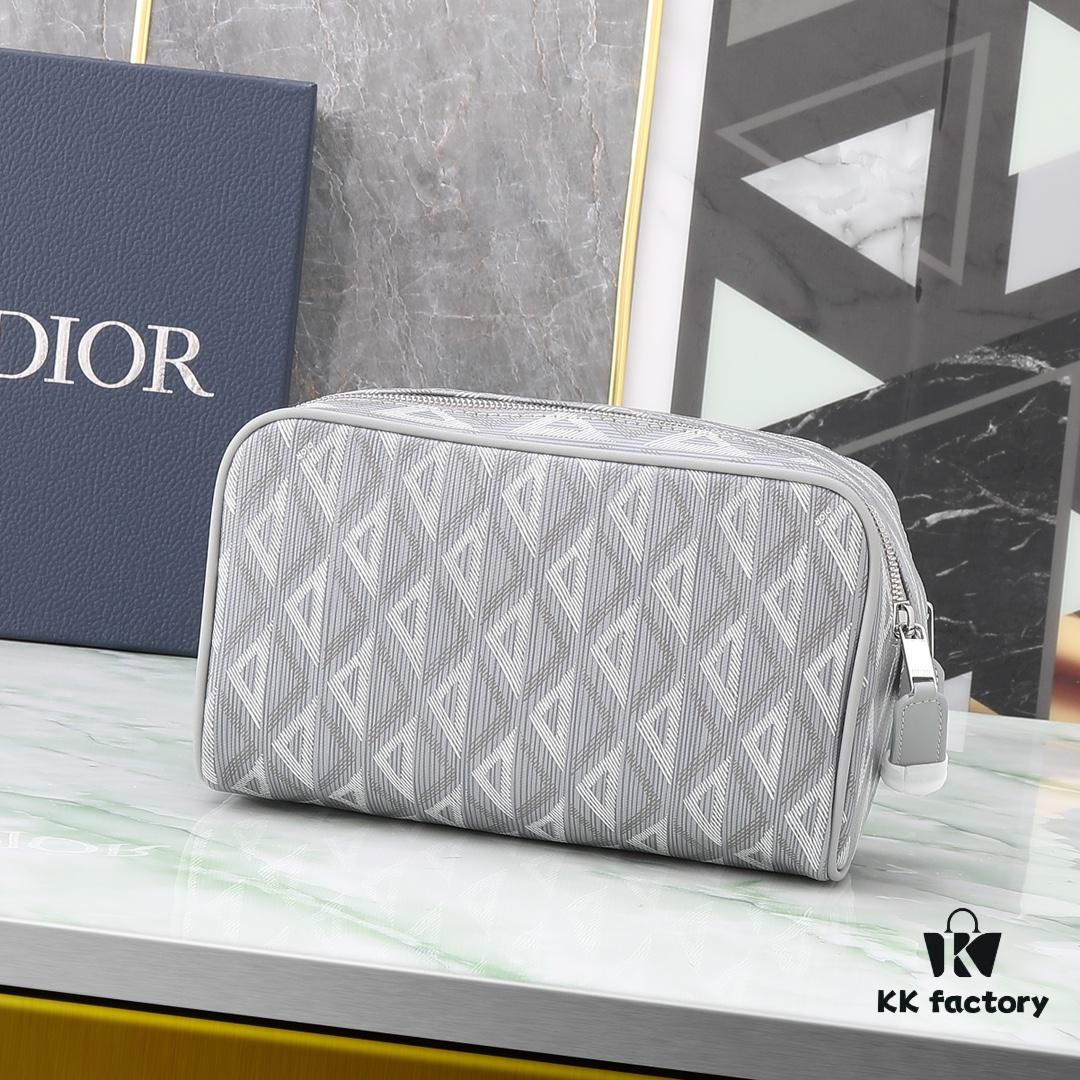 6930a7196e68136f4d9ac466 This toiletry bag combines practical functionality with minimalist design. Crafted from Dior gray CD Diamond canvas inspired by the Dior archives, it features smooth calf leather trims in matching tones and a signature Dior logo on the front.