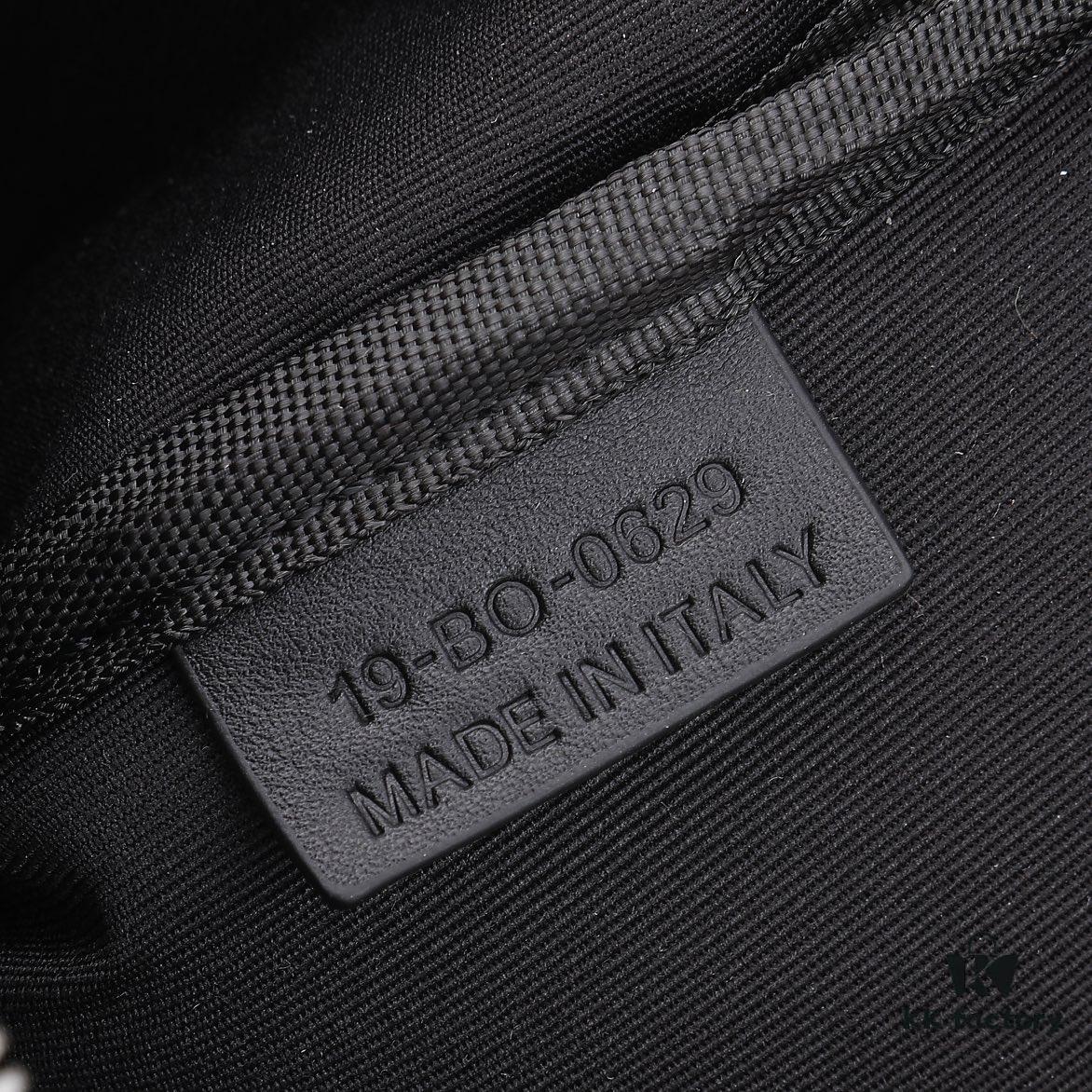 6930a7196e68136f4d9ac468 This toiletry bag combines practical functionality with minimalist design. Crafted from black CD Diamond canvas inspired by the Dior archives, it features smooth calf leather trims in matching tones and a signature Dior emblem on the front.