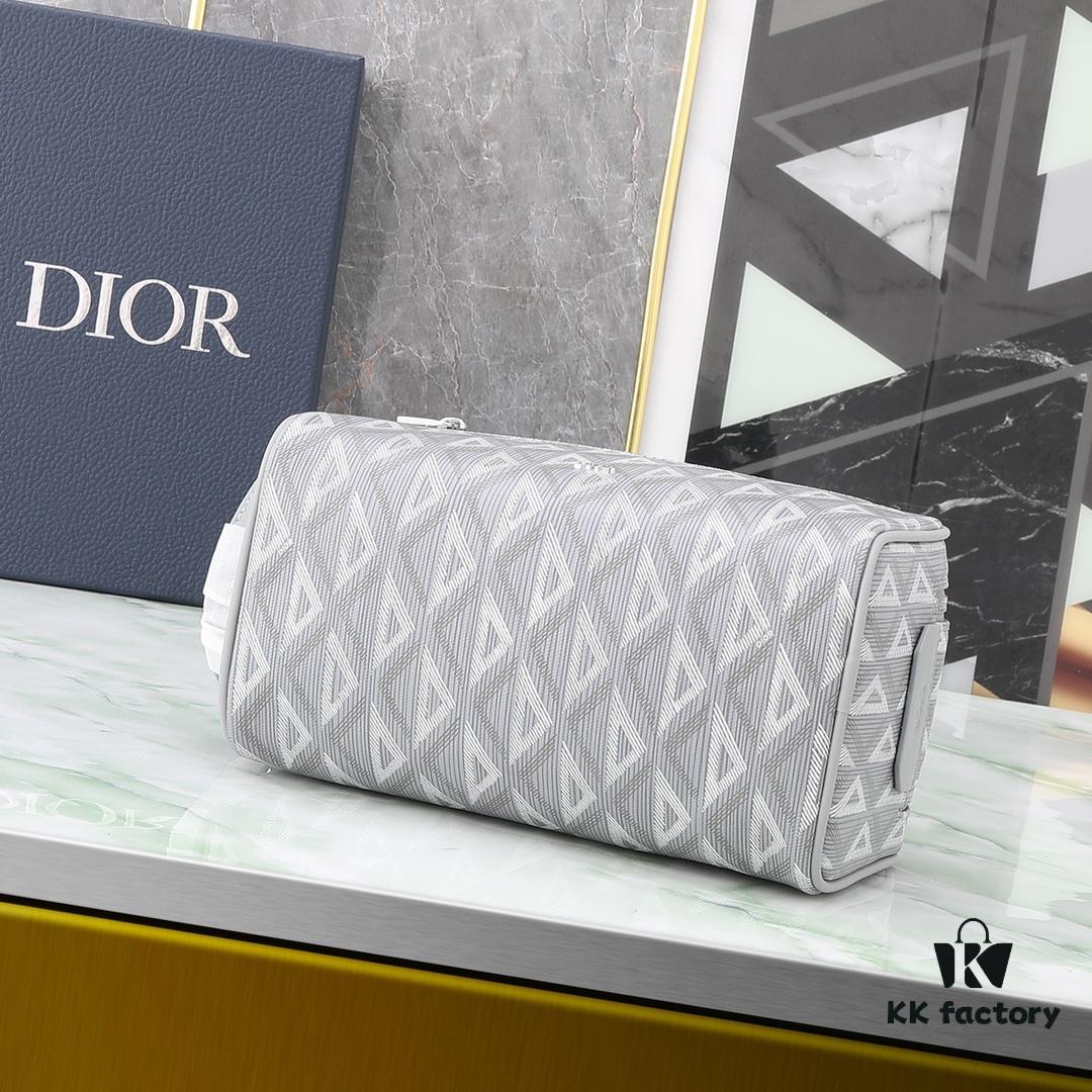 6930a71a6e68136f4d9ac469 This toiletry bag combines practical functionality with minimalist design. Crafted from Dior gray CD Diamond canvas inspired by the Dior archives, it features smooth calf leather trims in matching tones and a signature Dior logo on the front.
