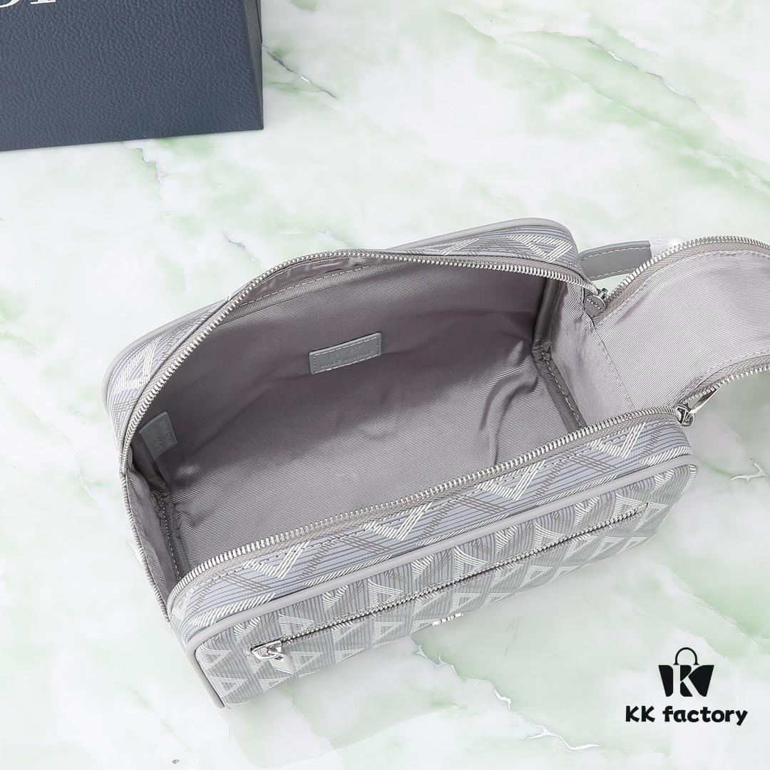 6930a71a6e68136f4d9ac46a This toiletry bag combines practical functionality with minimalist design. Crafted from Dior gray CD Diamond canvas inspired by the Dior archives, it features smooth calf leather trims in matching tones and a signature Dior logo on the front.