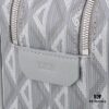 6930a71b6e68136f4d9ac46b This toiletry bag combines practical functionality with minimalist design. Crafted from Dior gray CD Diamond canvas inspired by the Dior archives, it features smooth calf leather trims in matching tones and a signature Dior logo on the front.