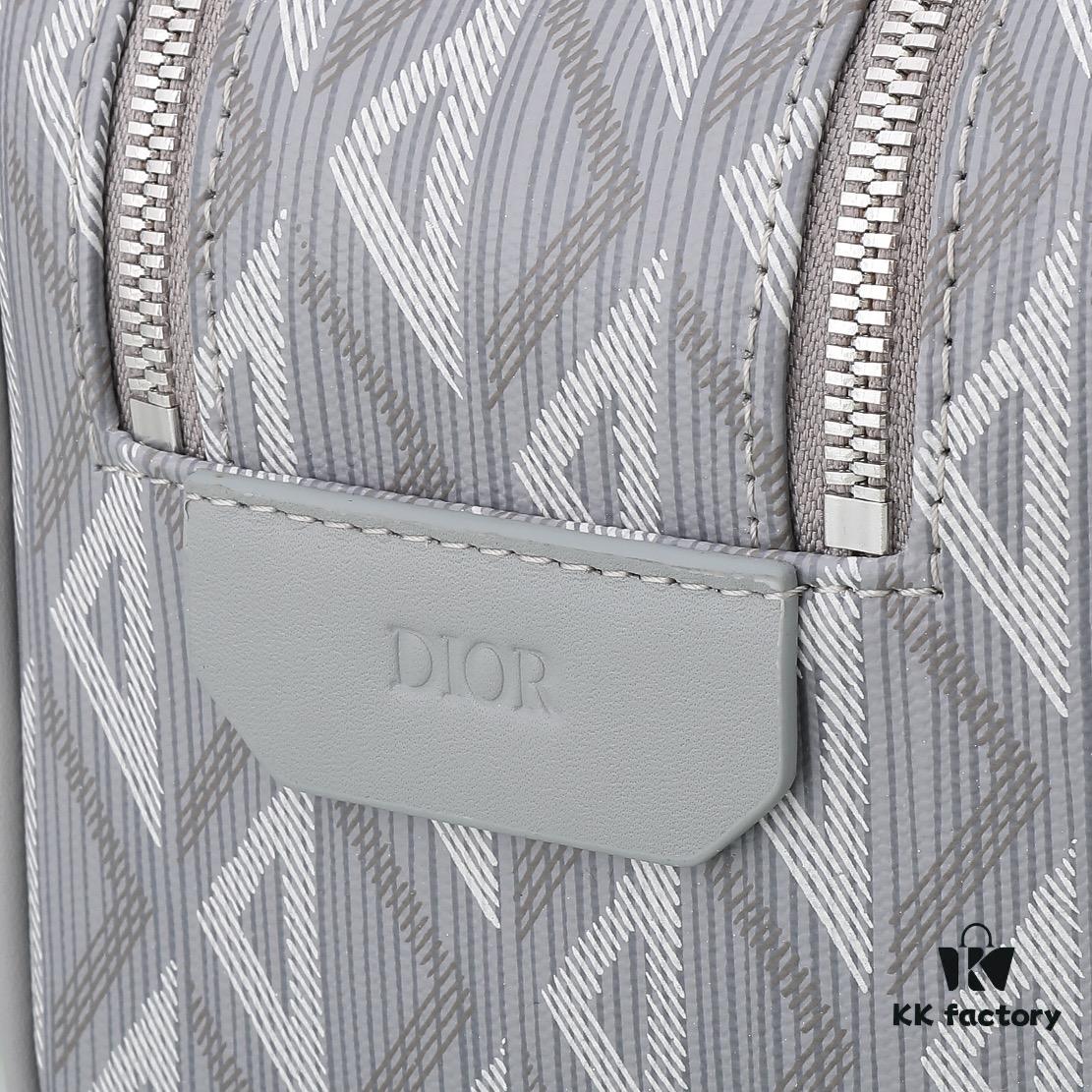 6930a71b6e68136f4d9ac46b This toiletry bag combines practical functionality with minimalist design. Crafted from Dior gray CD Diamond canvas inspired by the Dior archives, it features smooth calf leather trims in matching tones and a signature Dior logo on the front.
