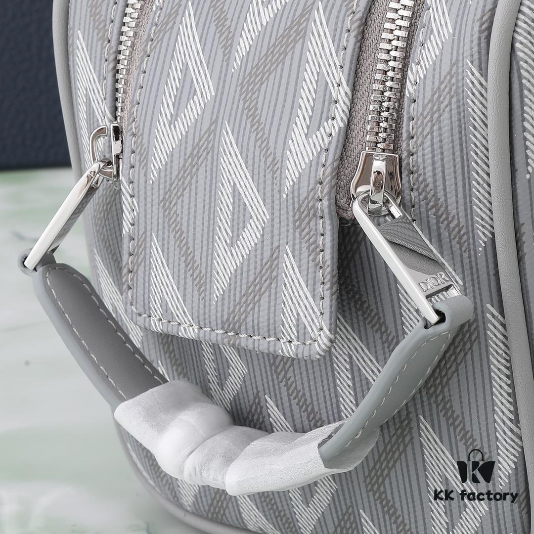 6930a71c6e68136f4d9ac46c This toiletry bag combines practical functionality with minimalist design. Crafted from Dior gray CD Diamond canvas inspired by the Dior archives, it features smooth calf leather trims in matching tones and a signature Dior logo on the front.