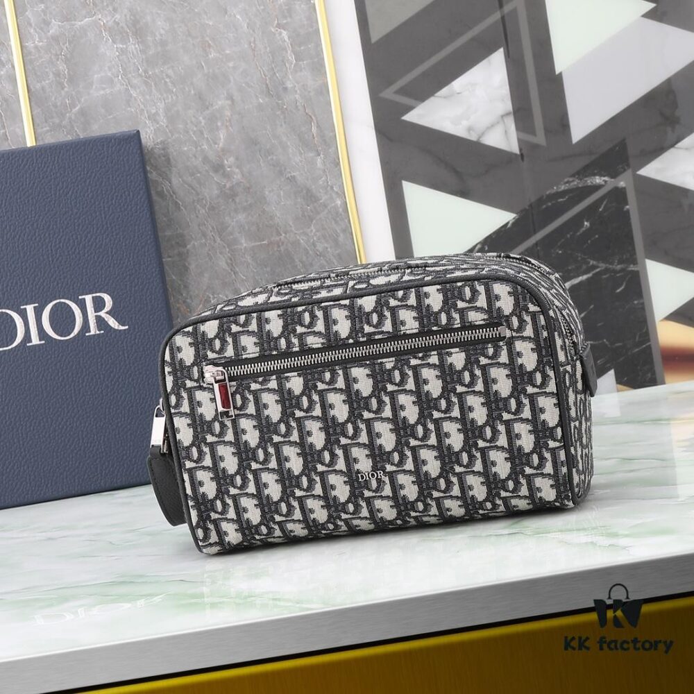 6930a71d6e68136f4d9ac46d This toiletry bag combines practical functionality with minimalist design, crafted in beige and black Oblique printed fabric with black grained leather trims, featuring the Dior logo on the front.