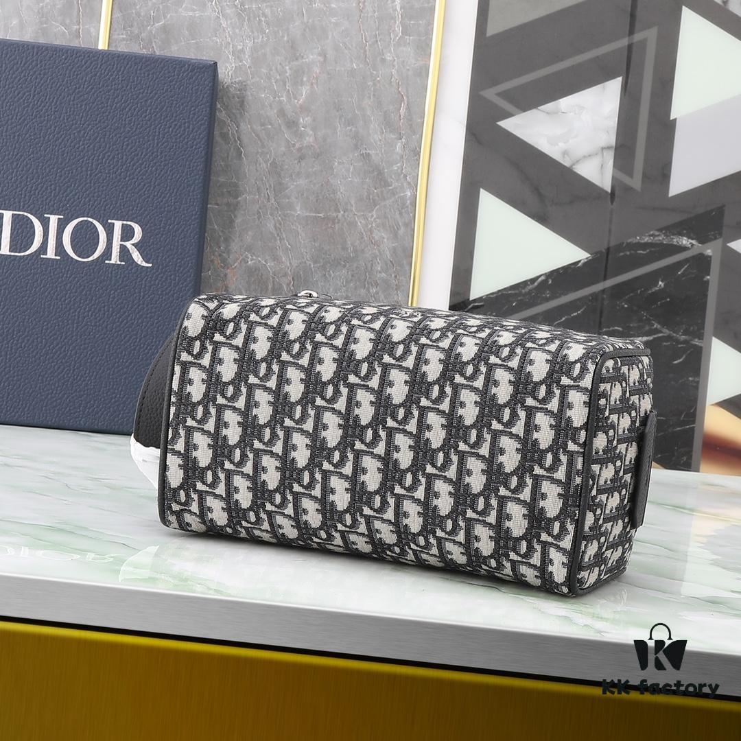 6930a71e6e68136f4d9ac46f This toiletry bag combines practical functionality with minimalist design, crafted in beige and black Oblique printed fabric with black grained leather trims, featuring the Dior logo on the front.