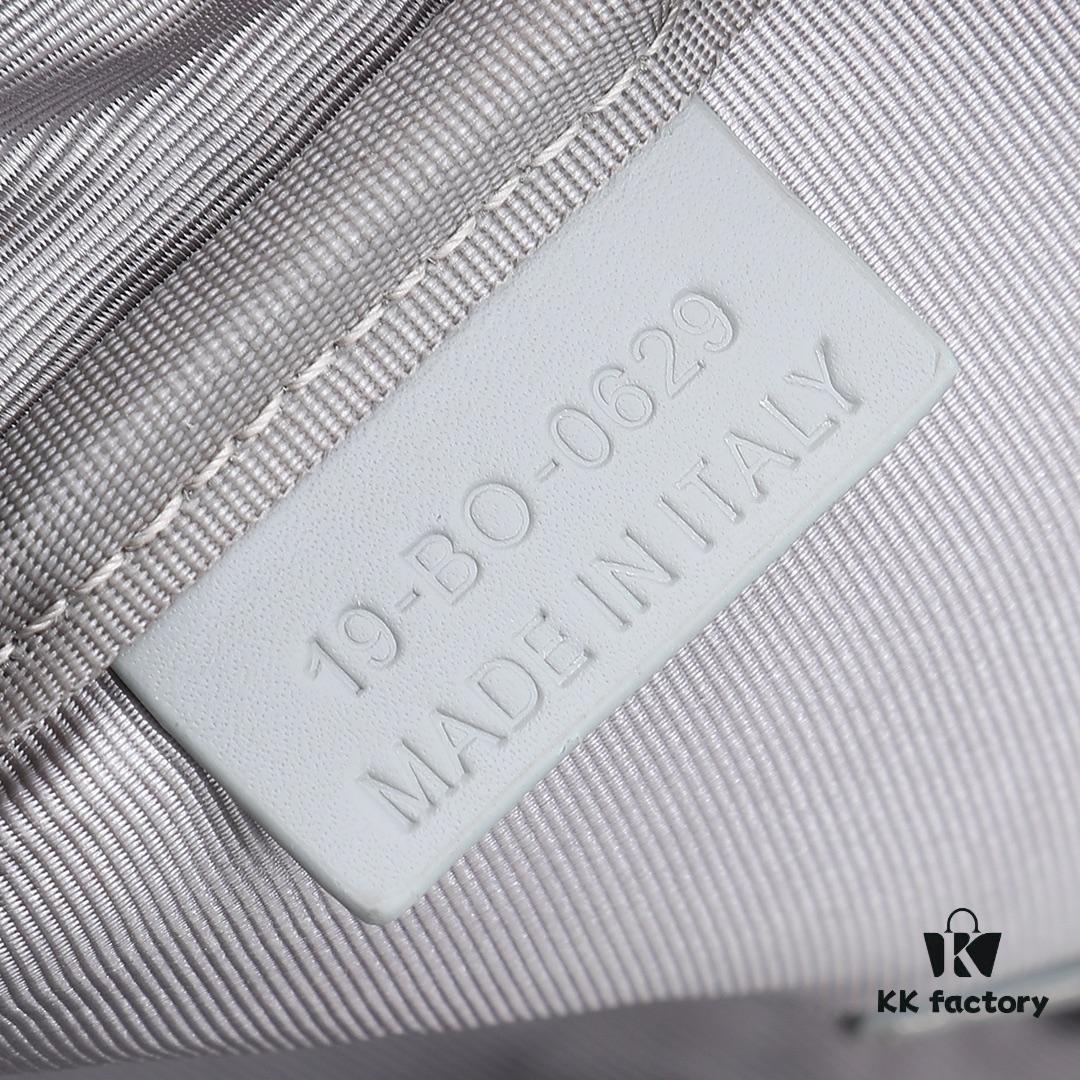 6930a71f6e68136f4d9ac471 This toiletry bag combines practical functionality with minimalist design. Crafted from Dior gray CD Diamond canvas inspired by the Dior archives, it features smooth calf leather trims in matching tones and a signature Dior logo on the front.