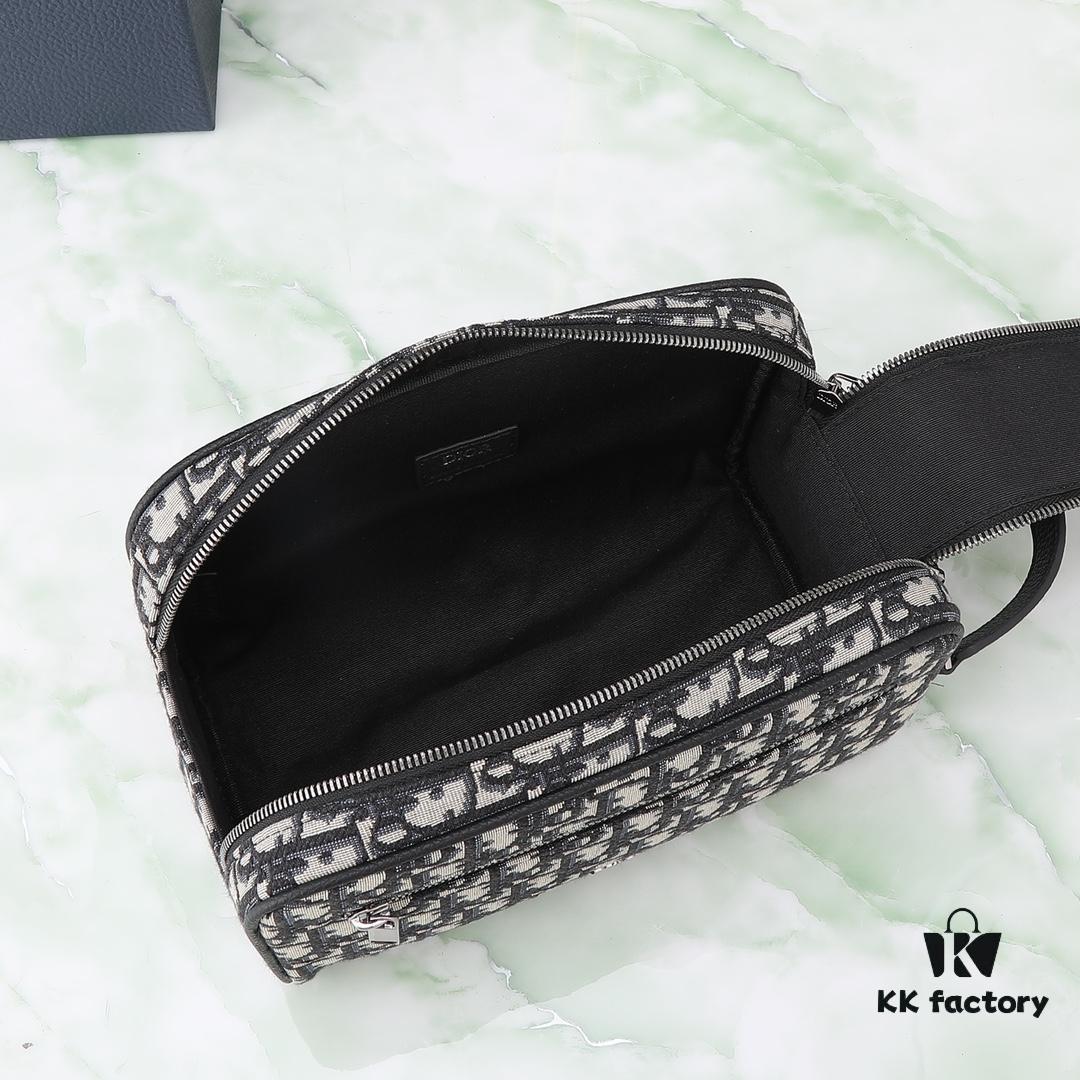 6930a71f6e68136f4d9ac472 This toiletry bag combines practical functionality with minimalist design, crafted in beige and black Oblique printed fabric with black grained leather trims, featuring the Dior logo on the front.