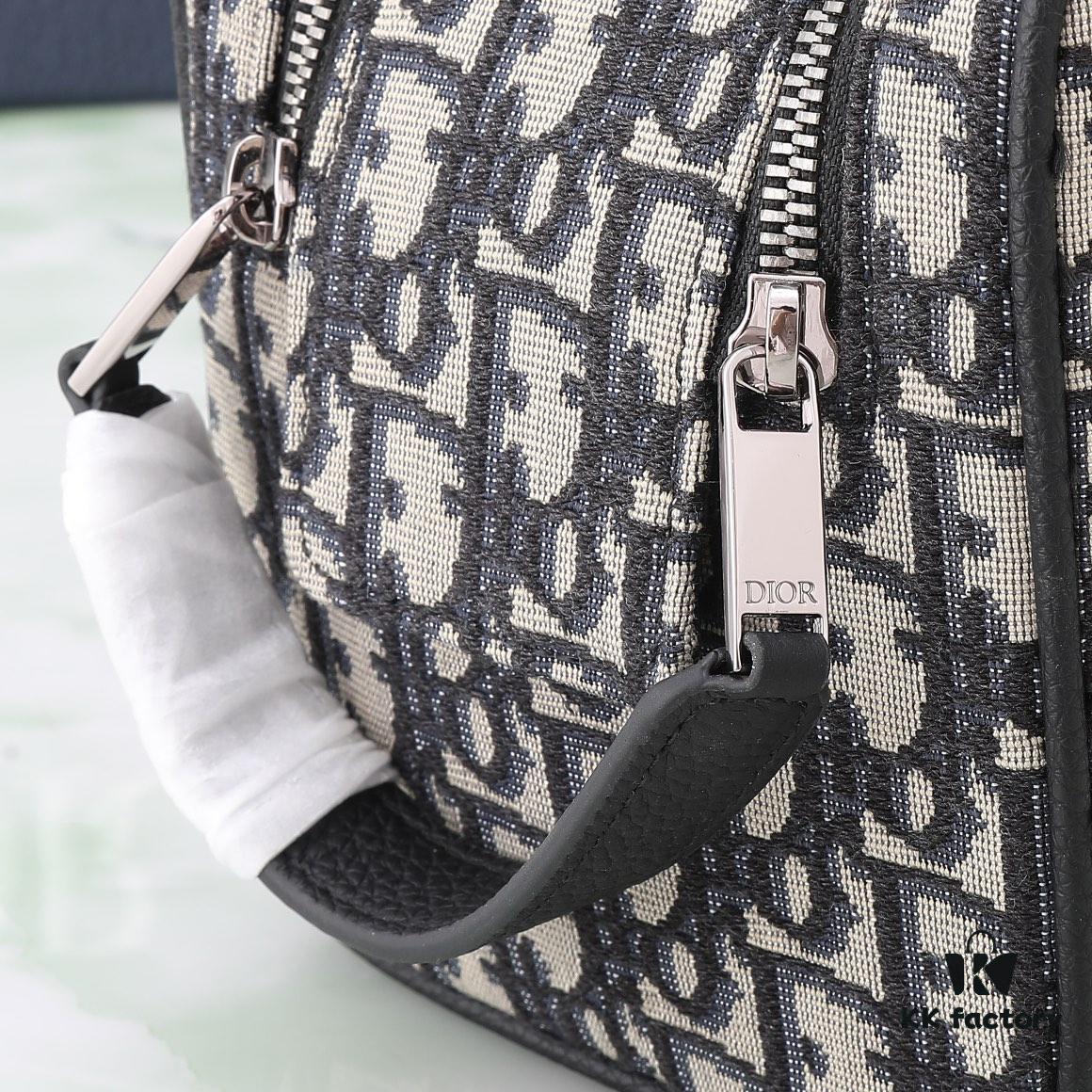 6930a7206e68136f4d9ac475 This toiletry bag combines practical functionality with minimalist design, crafted in beige and black Oblique printed fabric with black grained leather trims, featuring the Dior logo on the front.