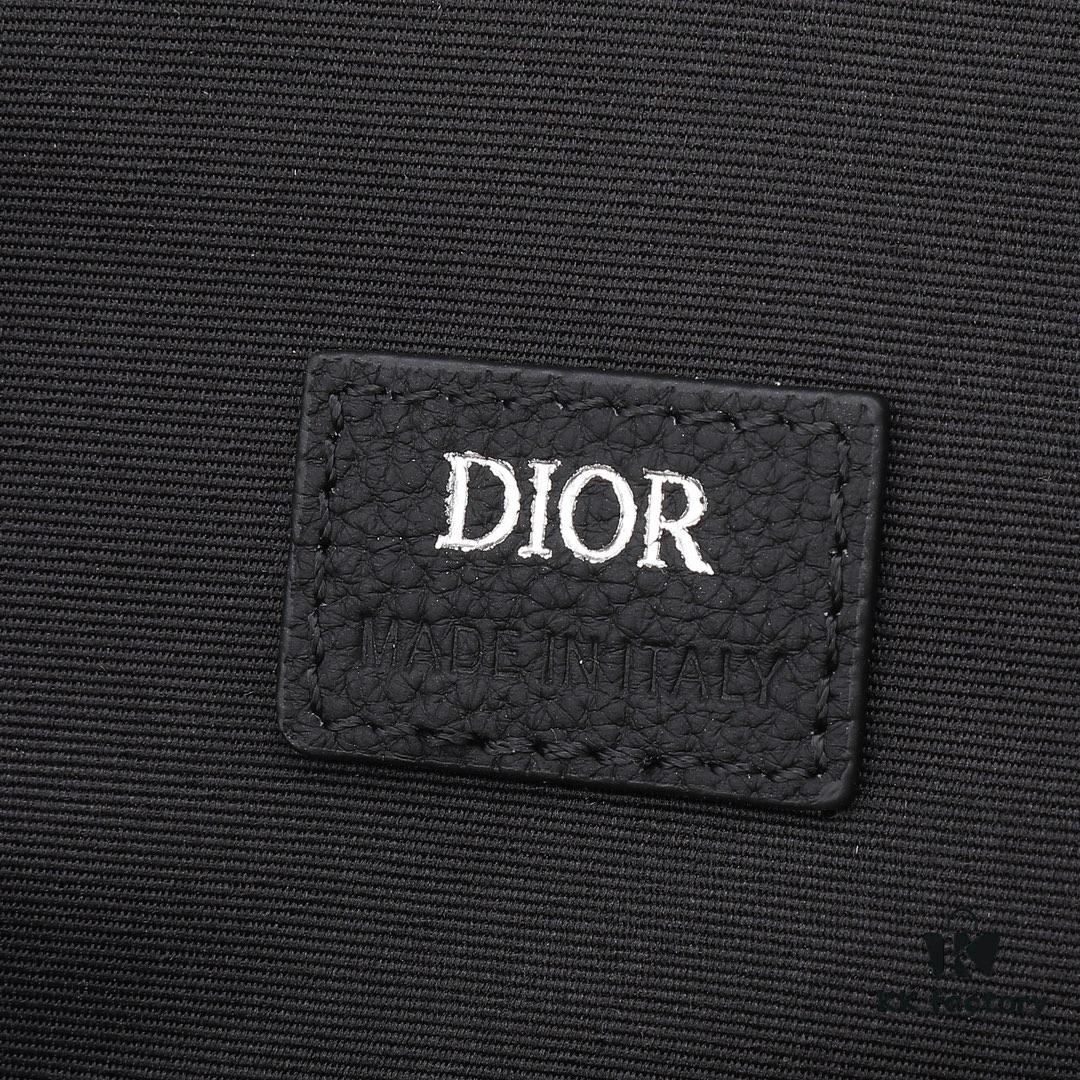6930a7216e68136f4d9ac476 This toiletry bag combines practical functionality with minimalist design, crafted in beige and black Oblique printed fabric with black grained leather trims, featuring the Dior logo on the front.