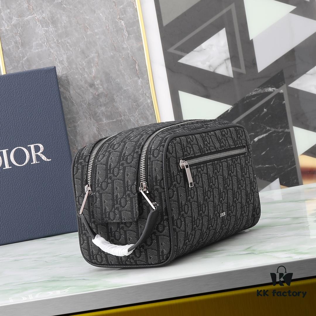 This toiletry bag combines practical functionality with minimalist design. Crafted from black Oblique-print fabric, it features grained calfskin leather trims in matching tones and is adorned with a Dior signature on the front. The front features a zip pocket, a spacious main zipped compartment, and two slip pockets. Equipped with a leather handle, it can be carried by hand or stored inside various handbags.