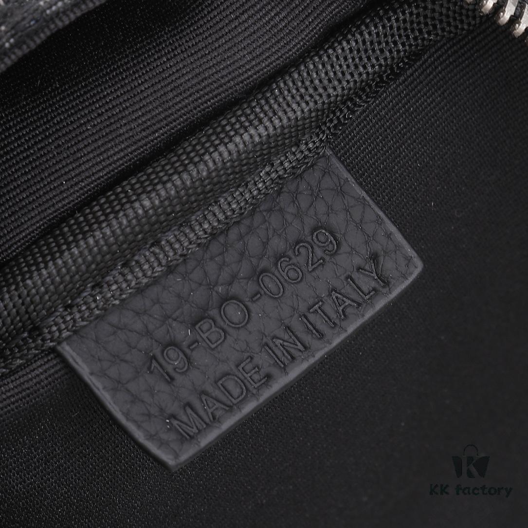 This toiletry bag combines practical functionality with minimalist design. Crafted from black Oblique-print fabric, it features grained calfskin leather trims in matching tones and is adorned with a Dior signature on the front. The front features a zip pocket, a spacious main zipped compartment, and two slip pockets. Equipped with a leather handle, it can be carried by hand or stored inside various handbags.