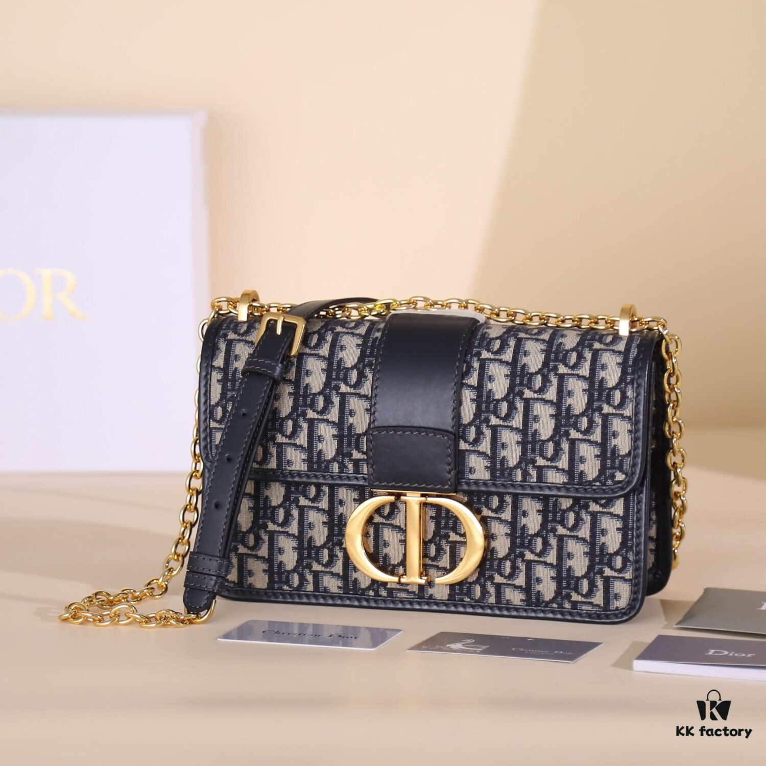 MONTAIGNE Chain Bag