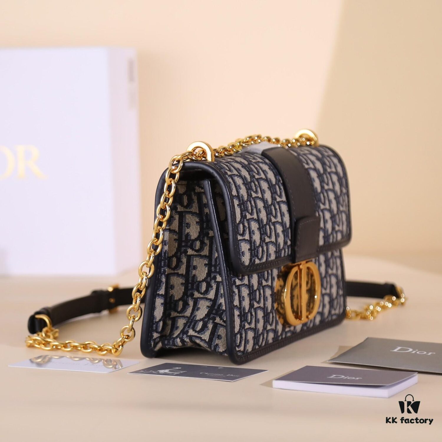 MONTAIGNE Chain Bag