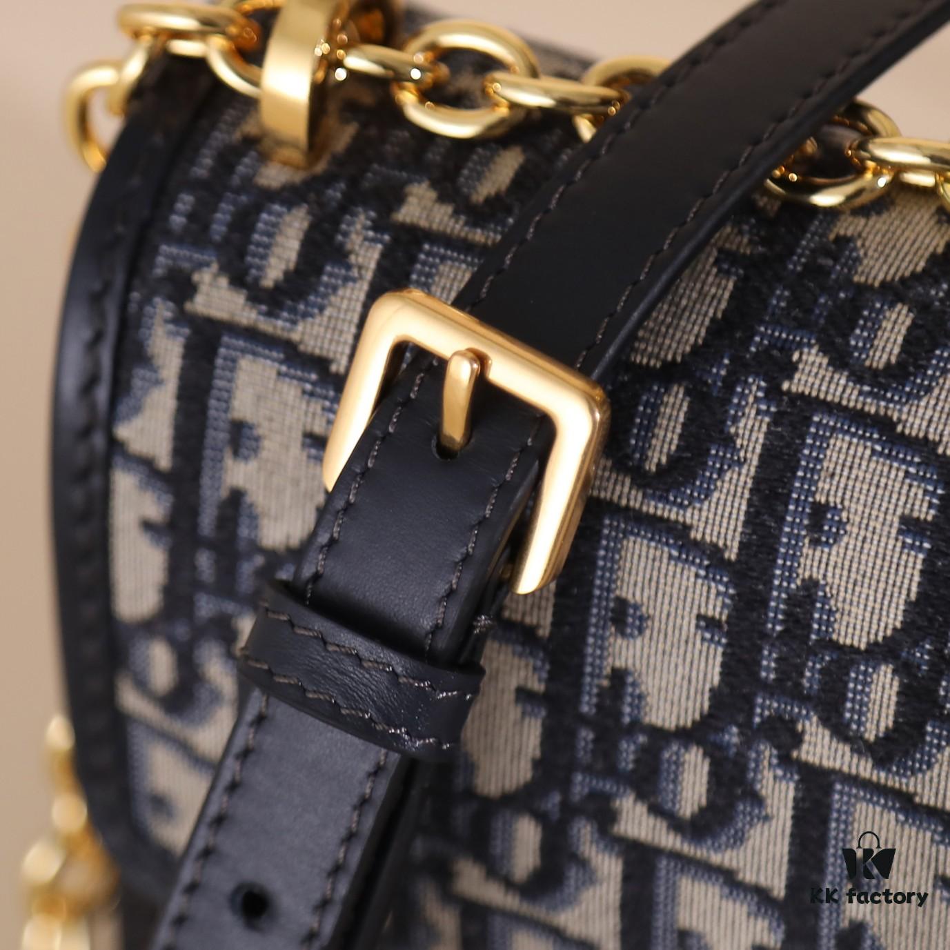 MONTAIGNE Chain Bag