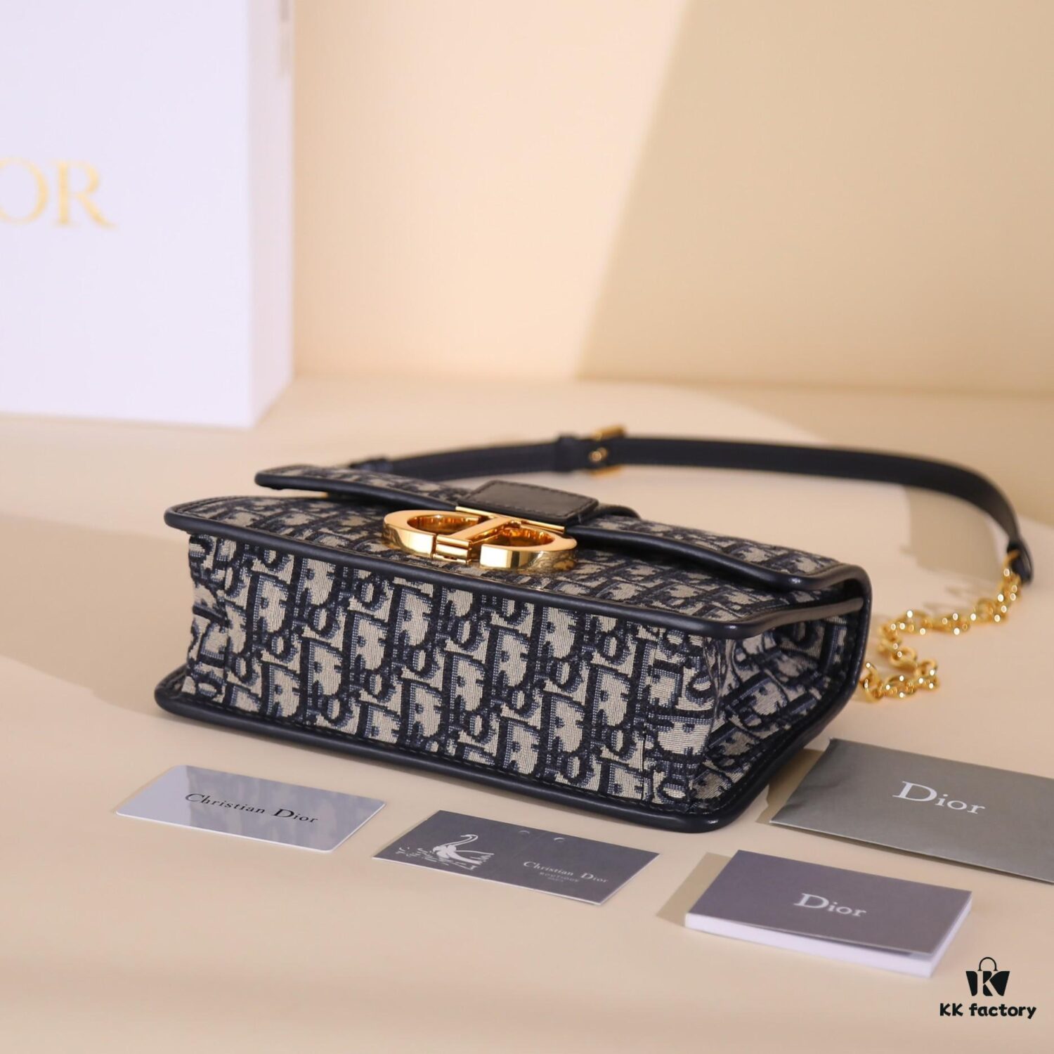 MONTAIGNE Chain Bag