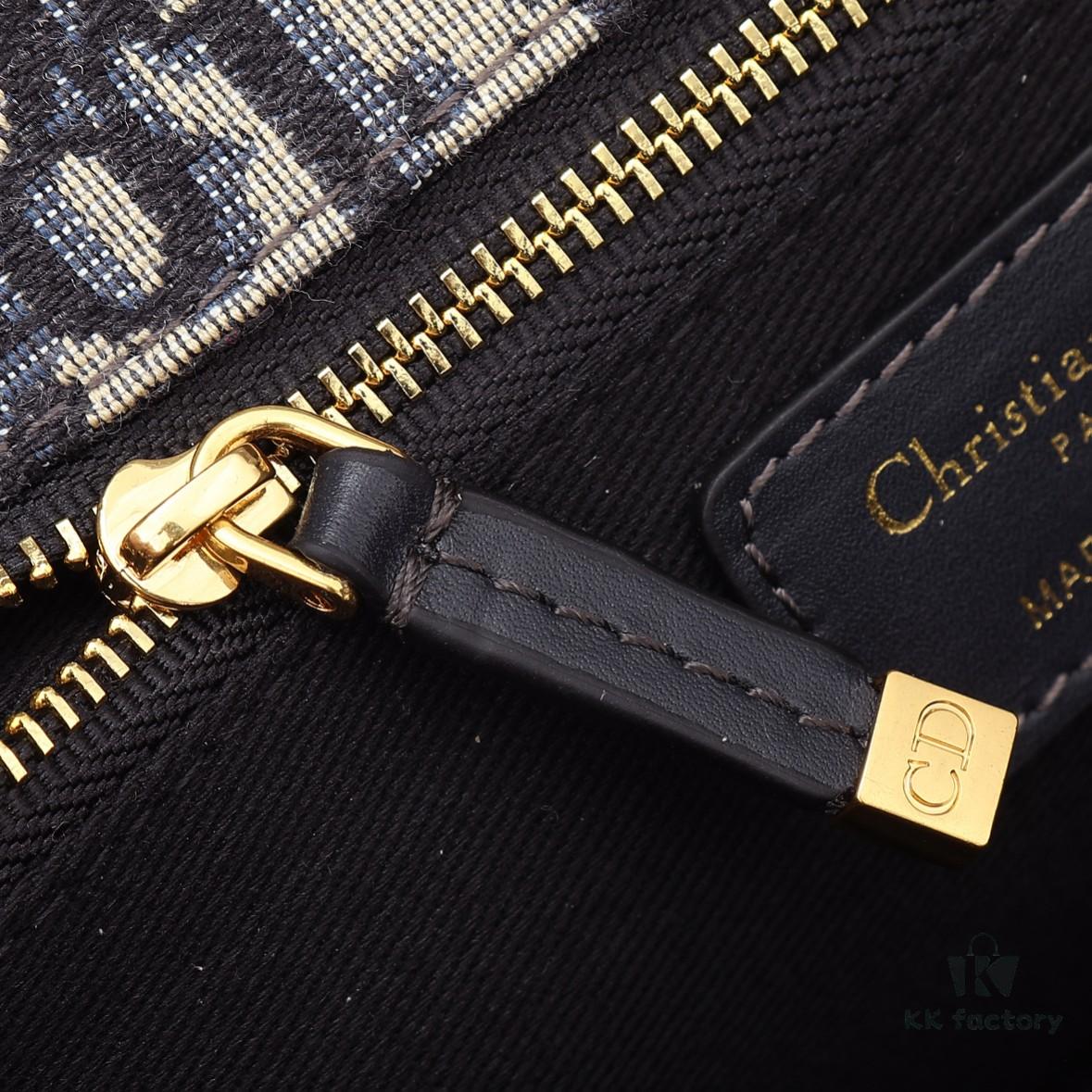 MONTAIGNE Chain Bag