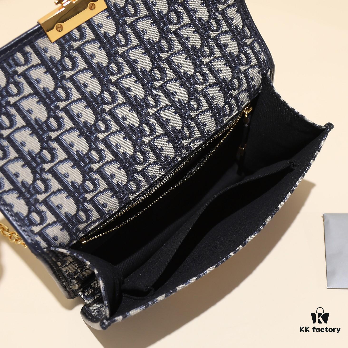 MONTAIGNE Chain Bag
