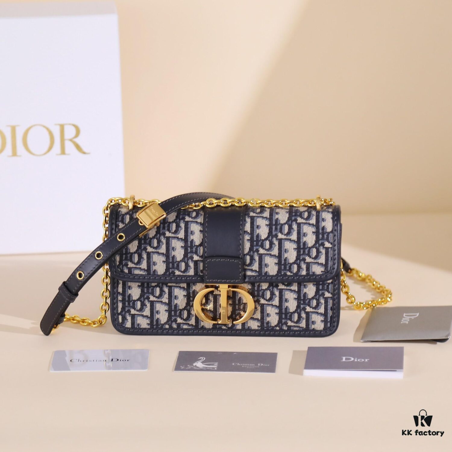 30 MONTAIGNE Chain Bag M9334