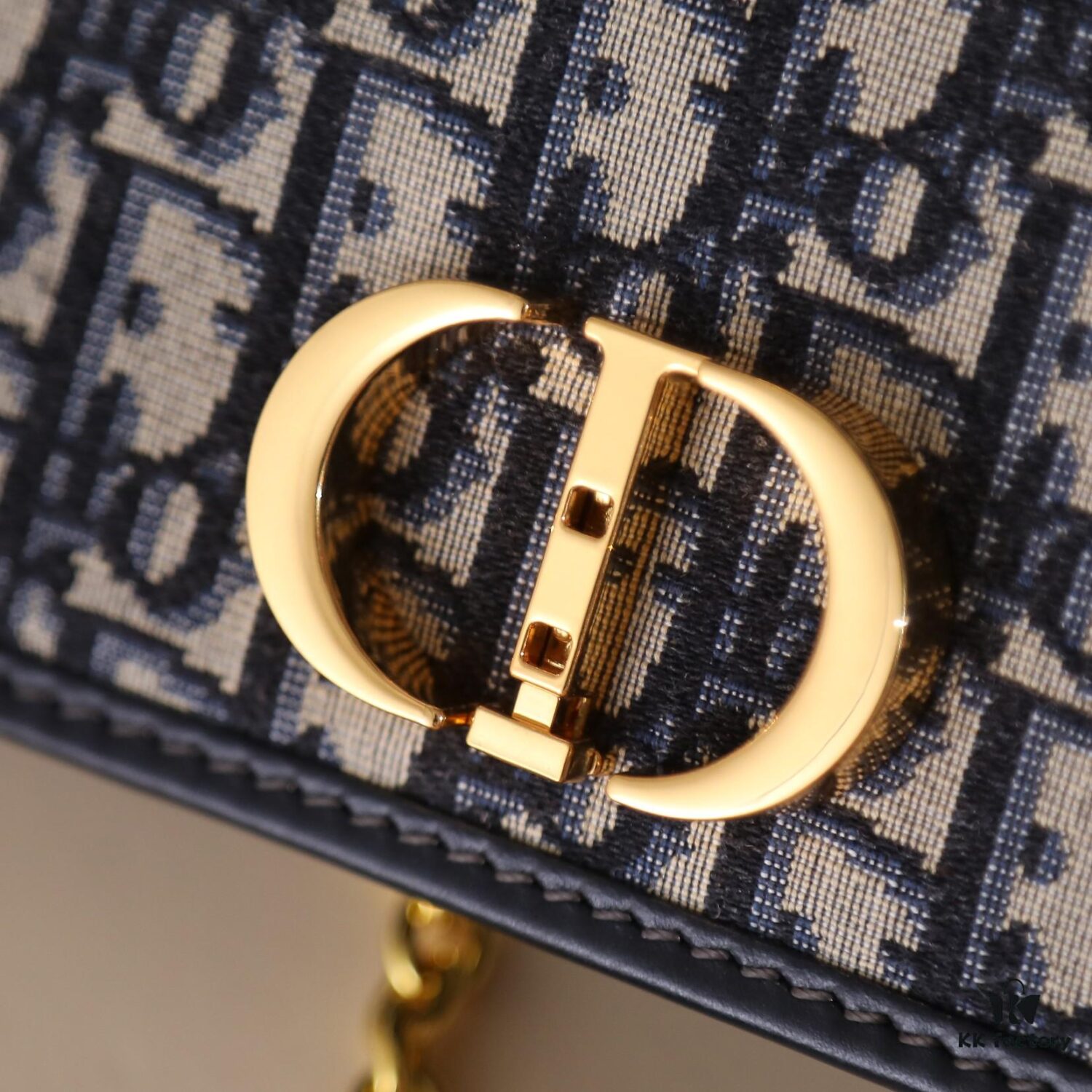 30 MONTAIGNE Chain Bag M9334