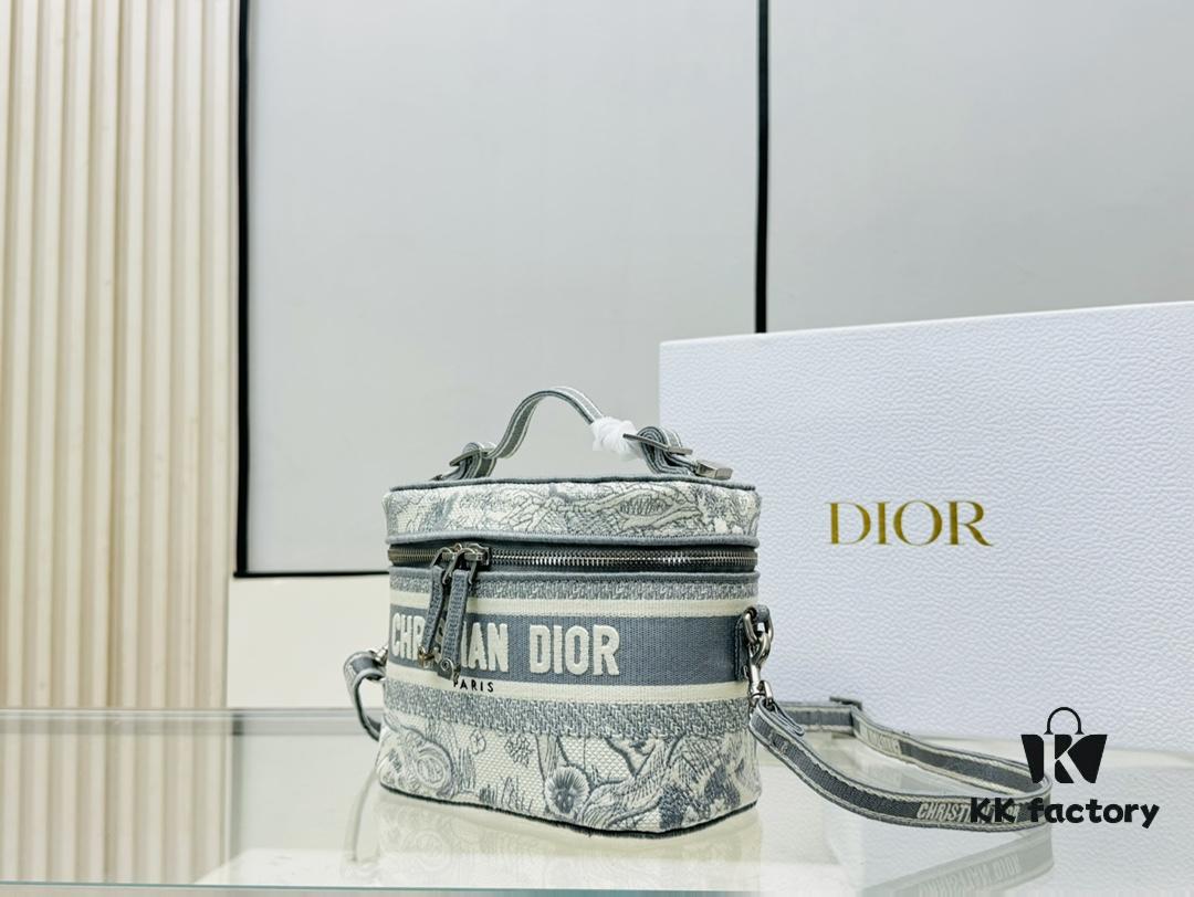 6930a8136e68136f4d9ac67d New Embroidered DiorTravel Cosmetic Pouch