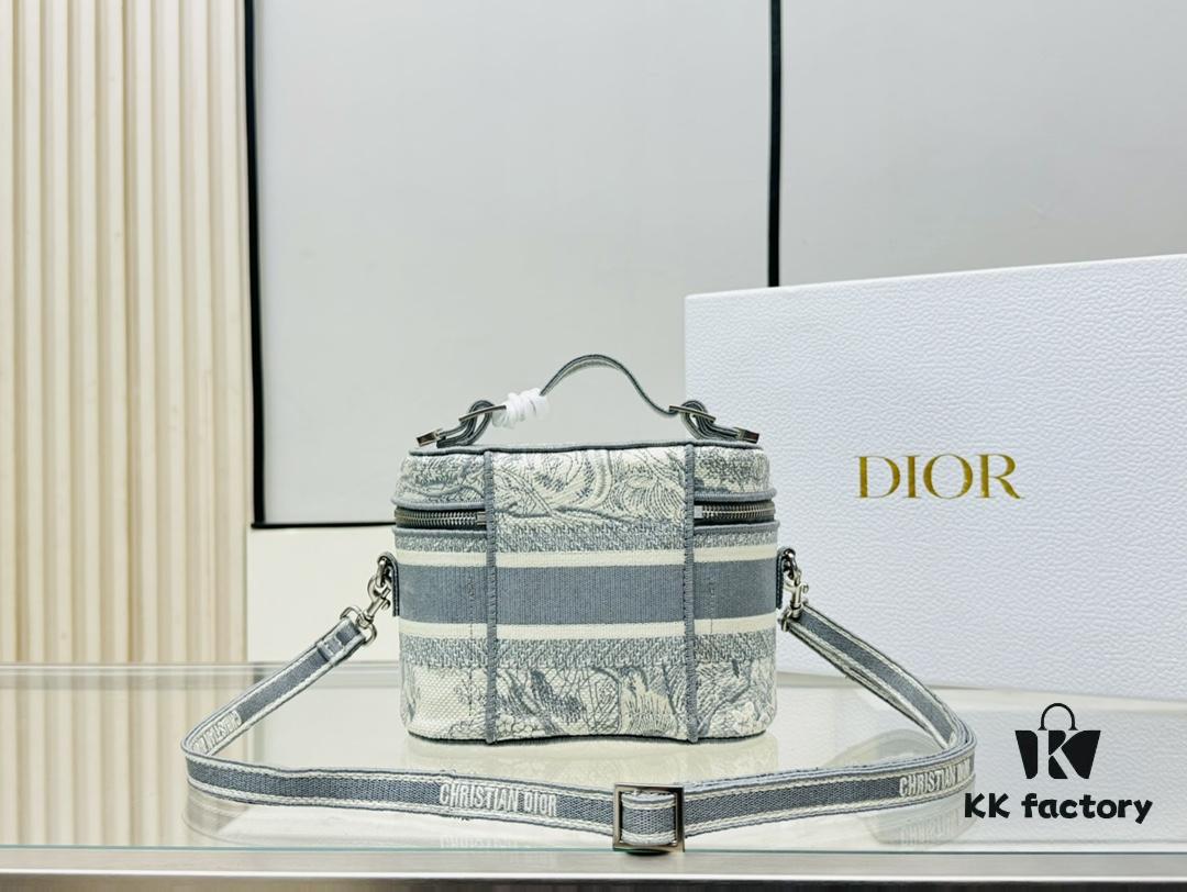 6930a8136e68136f4d9ac67e New Embroidered DiorTravel Cosmetic Pouch