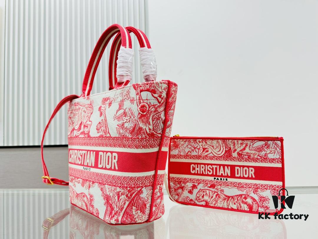 6930a84c6e68136f4d9ac6ee Dior Market Tote Bag with Shoulder Strap and Mini Pouch