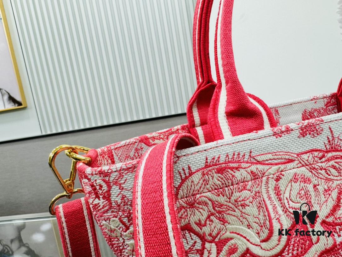 6930a84d6e68136f4d9ac6f2 Dior Market Tote Bag with Shoulder Strap and Mini Pouch