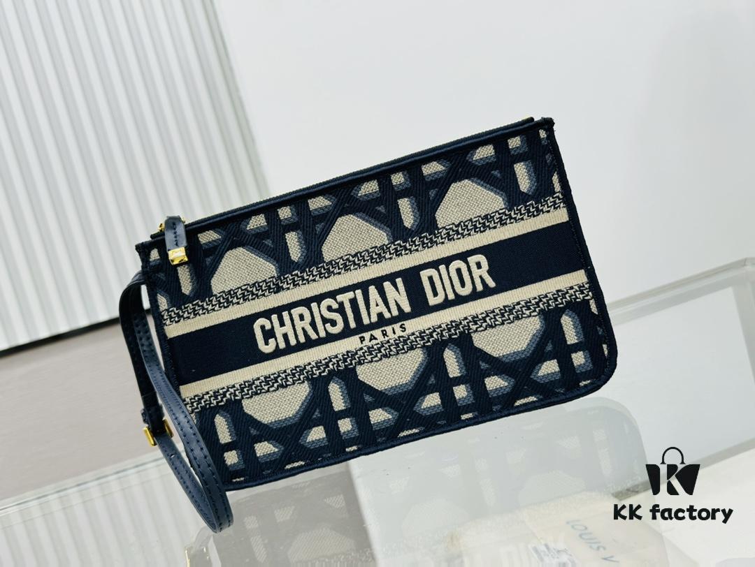 6930a8646e68136f4d9ac726 Dior Market Tote Bag with Shoulder Strap and Mini Pouch