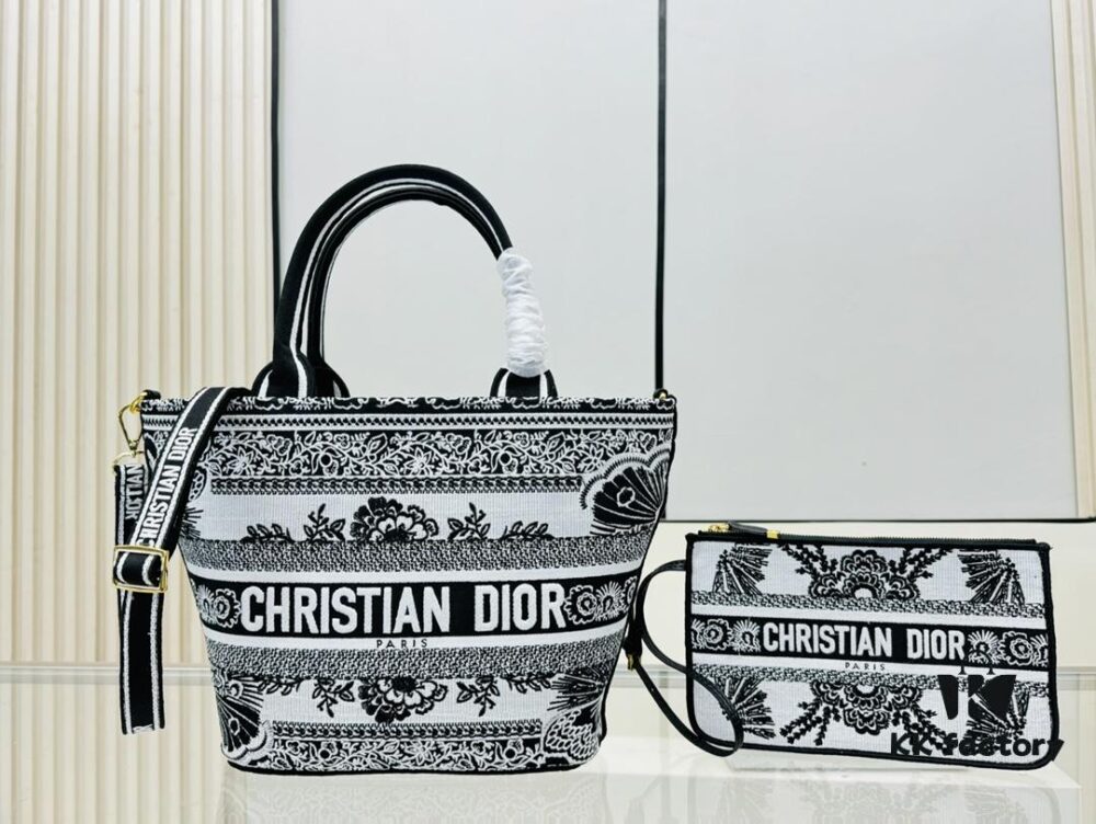 6930a8736e68136f4d9ac740 Dior Market Tote Bag with Shoulder Strap and Mini Pouch