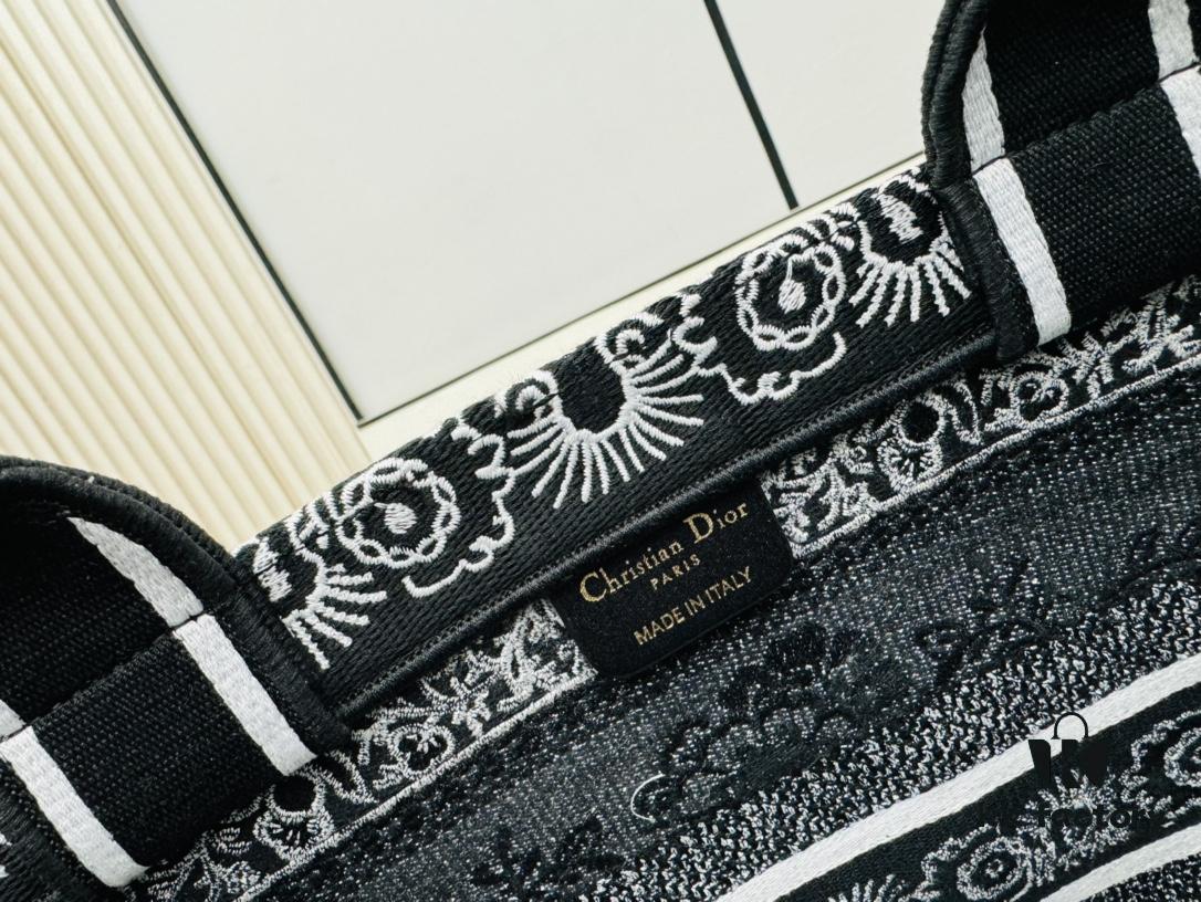 6930a8786e68136f4d9ac74d Dior Market Tote Bag with Shoulder Strap and Mini Pouch