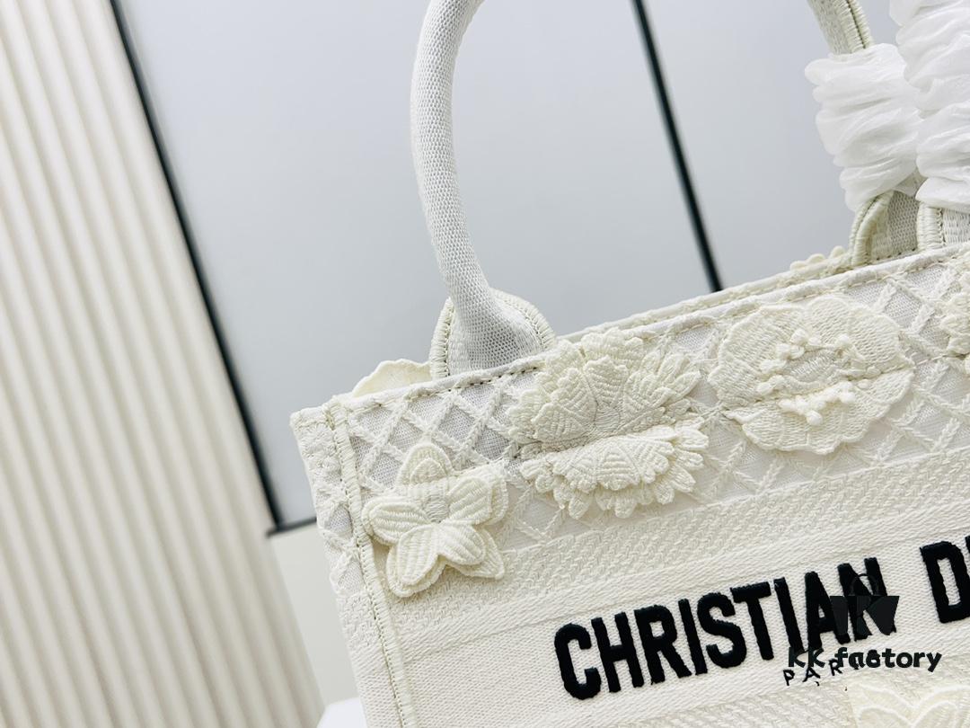 6930aa006e68136f4d9aca4a Authentic Thick Fabric Warning ️ Small White Floral 'Book Tote'
