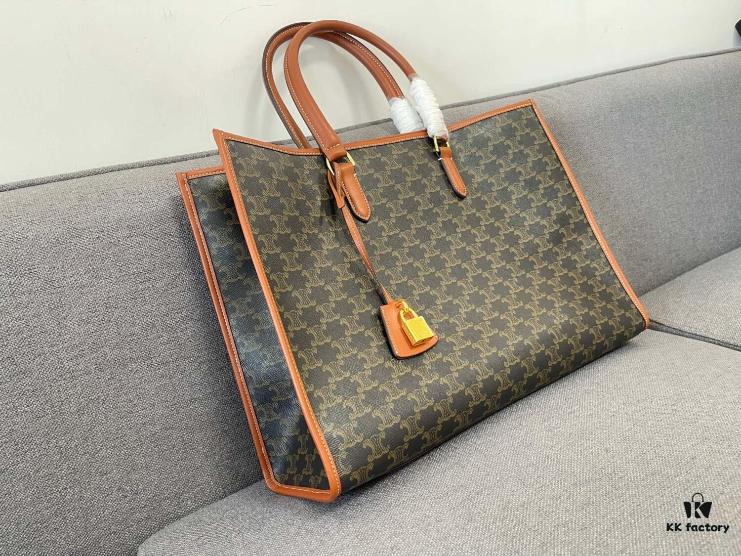6930abbe6e68136f4d9acd61 Large CELENE TRIOMPHE Spring Horizontal CABAS Tote Bag, Versatile Classic Triumph Monogram Series, Stylish and Durable Calfskin & PVC Tote, Must-Have for Fashion Enthusiasts