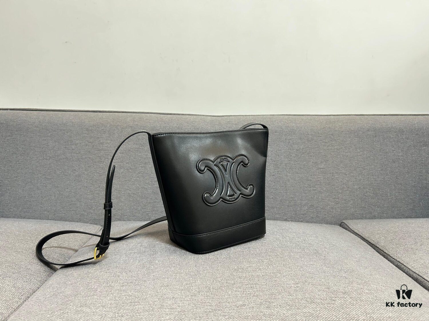 6930abcc6e68136f4d9acd76 CELINE Spring-Summer New Arrival CUIR Bucket Bag with Arc de Triomphe 3D Logo, Sophisticated and Mature Design