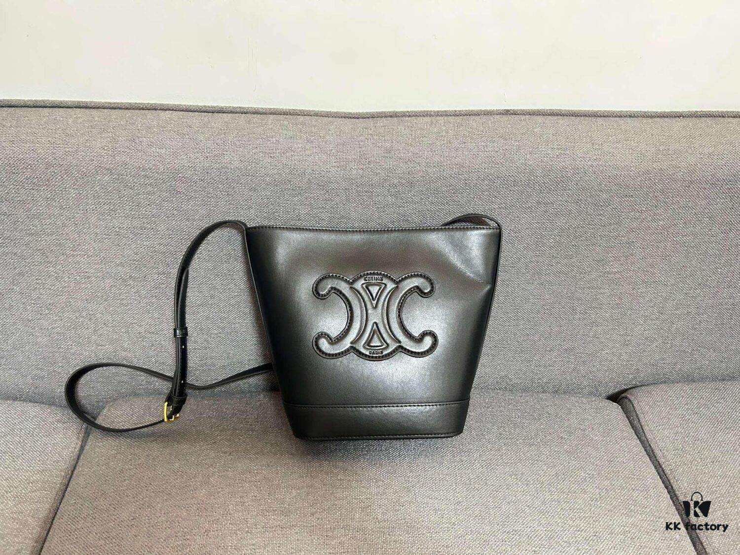 6930abcd6e68136f4d9acd77 CELINE Spring-Summer New Arrival CUIR Bucket Bag with Arc de Triomphe 3D Logo, Sophisticated and Mature Design