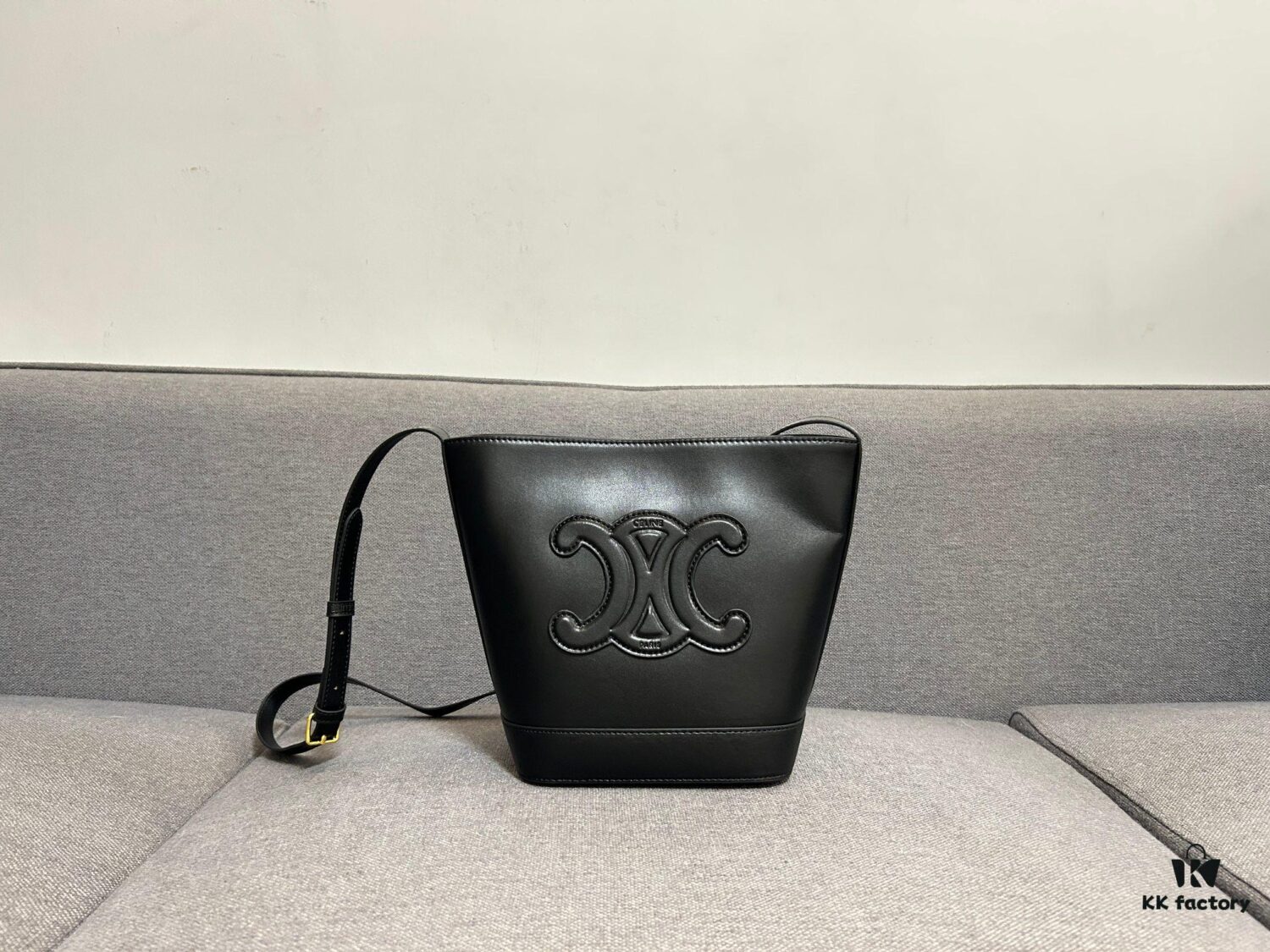 6930abcd6e68136f4d9acd78 CELINE Spring-Summer New Arrival CUIR Bucket Bag with Arc de Triomphe 3D Logo, Sophisticated and Mature Design