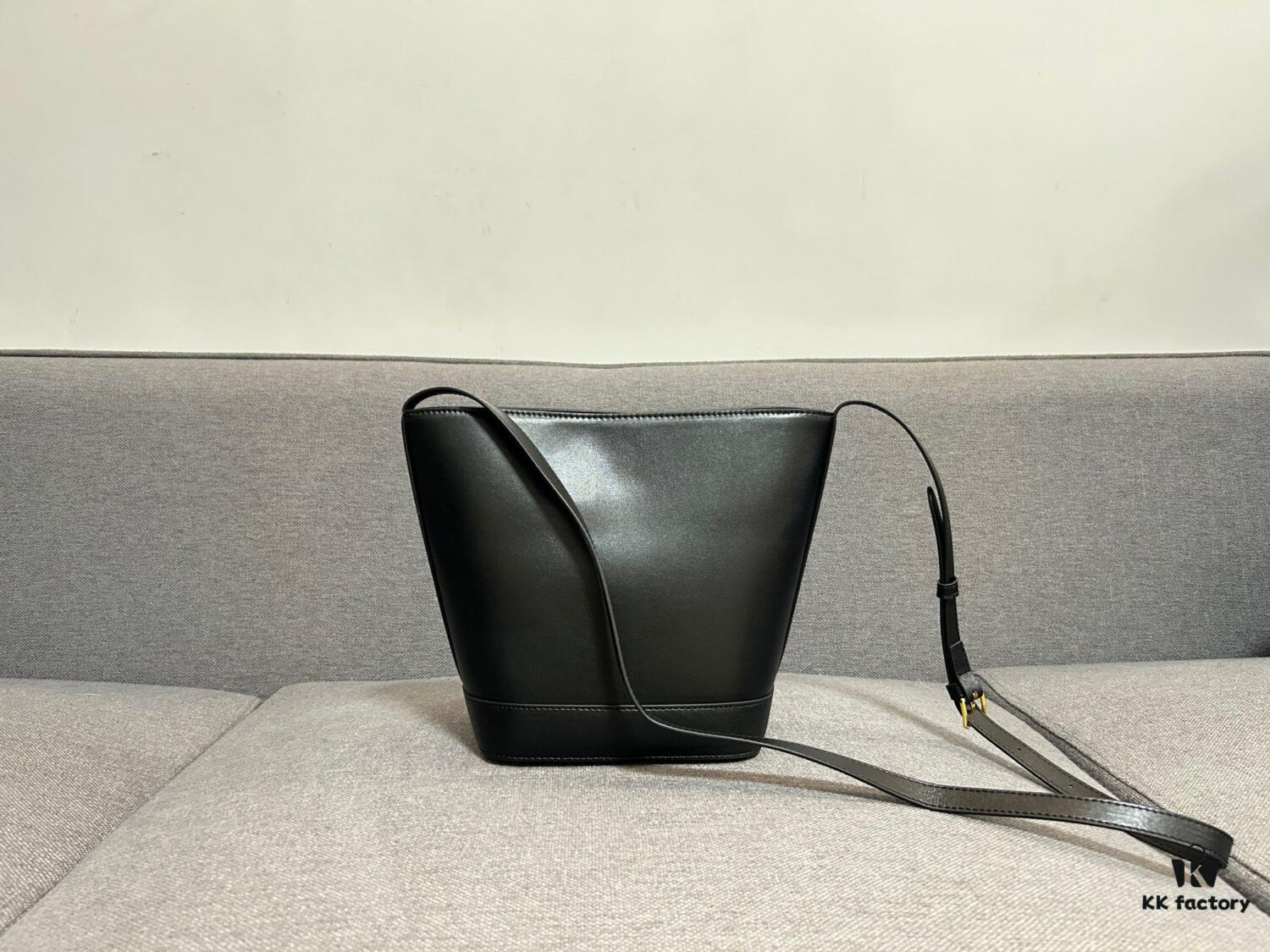 6930abcd6e68136f4d9acd79 CELINE Spring-Summer New Arrival CUIR Bucket Bag with Arc de Triomphe 3D Logo, Sophisticated and Mature Design