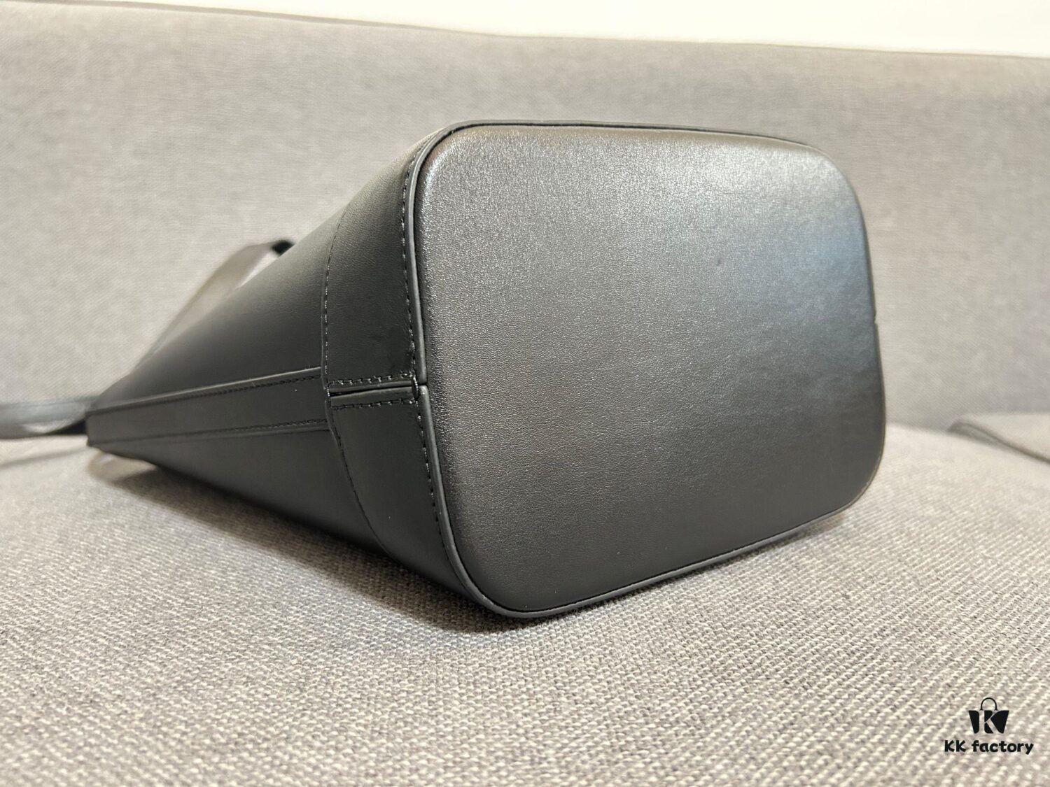 6930abce6e68136f4d9acd7c CELINE Spring-Summer New Arrival CUIR Bucket Bag with Arc de Triomphe 3D Logo, Sophisticated and Mature Design