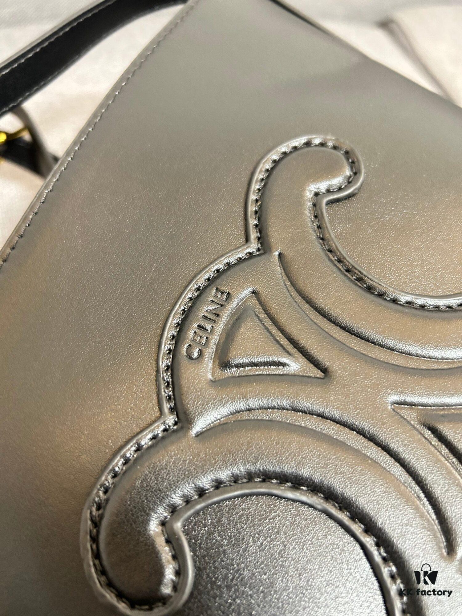 6930abcf6e68136f4d9acd7d CELINE Spring-Summer New Arrival CUIR Bucket Bag with Arc de Triomphe 3D Logo, Sophisticated and Mature Design
