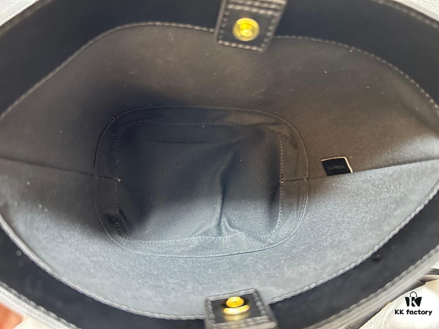 6930abd16e68136f4d9acd7e CELINE Spring-Summer New Arrival CUIR Bucket Bag with Arc de Triomphe 3D Logo, Sophisticated and Mature Design