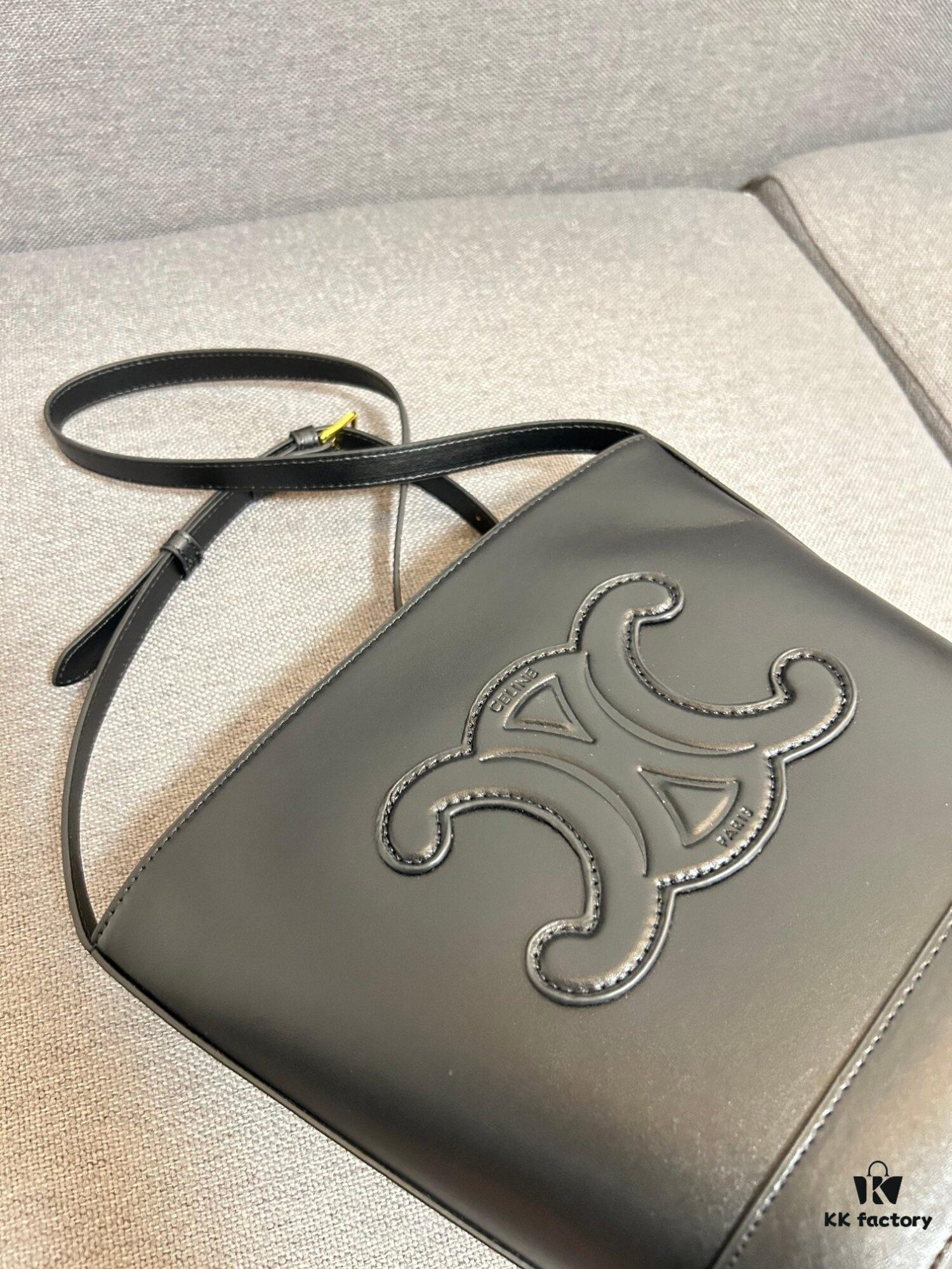 6930abd26e68136f4d9acd7f CELINE Spring-Summer New Arrival CUIR Bucket Bag with Arc de Triomphe 3D Logo, Sophisticated and Mature Design