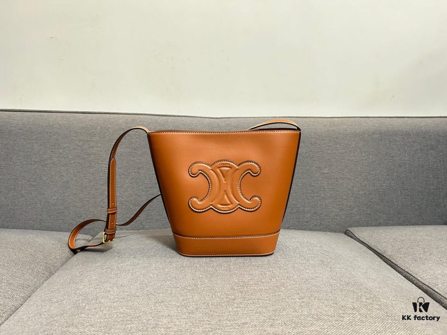 6930abd26e68136f4d9acd80 CELINE Spring Summer New Arrival CUIR Bucket Bag with Arc de Triomphe Embossed Logo, Sophisticated and Mature Design