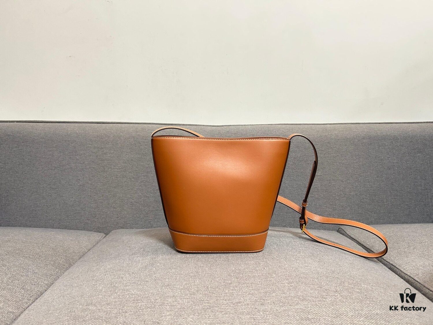 6930abd46e68136f4d9acd84 CELINE Spring Summer New Arrival CUIR Bucket Bag with Arc de Triomphe Embossed Logo, Sophisticated and Mature Design