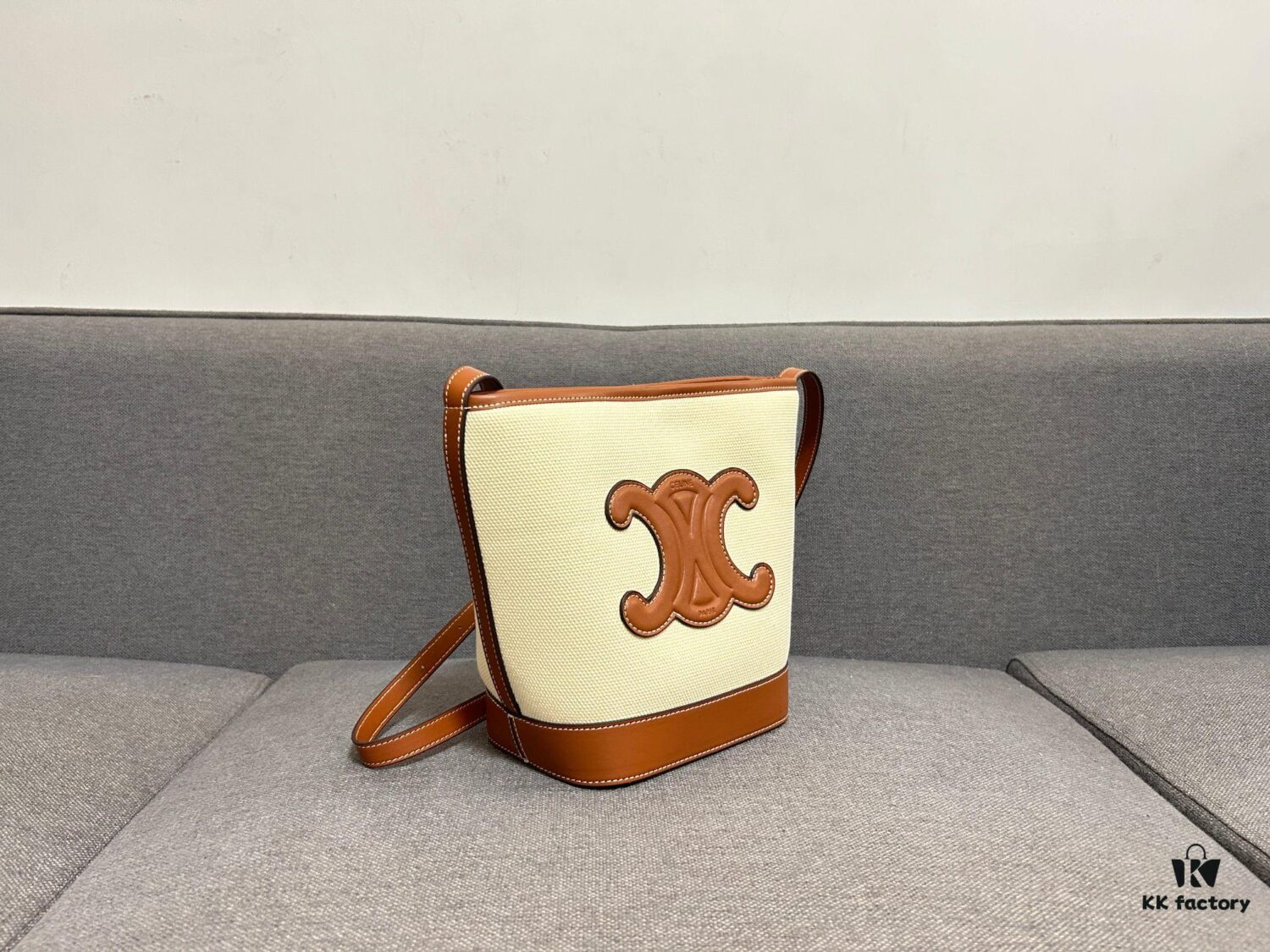 6930abd96e68136f4d9acd8a CELINE Spring Summer New Arrival CUIR Bucket Bag with Arc de Triomphe 3D Logo, Sophisticated and Mature Design
