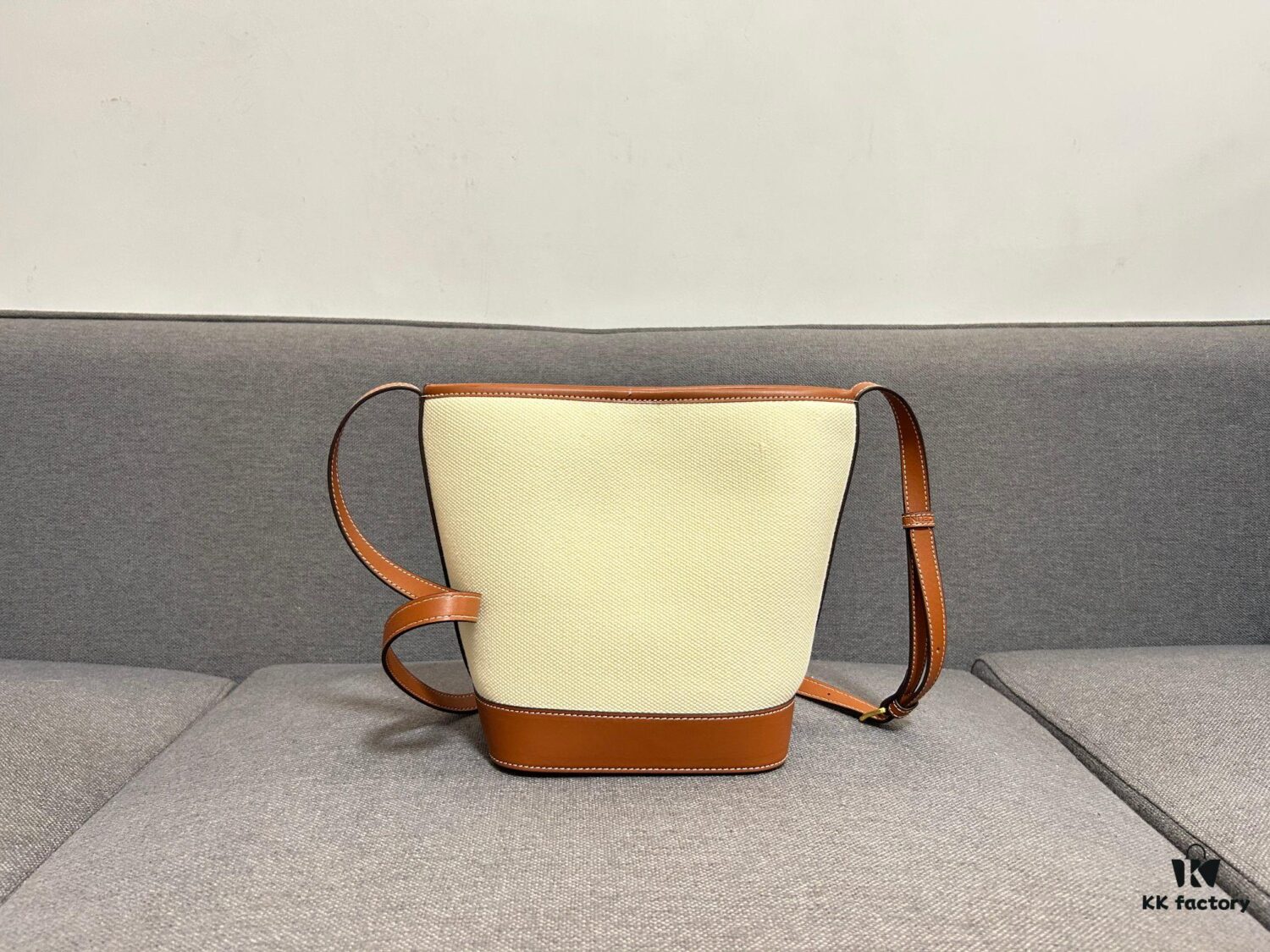 6930abd96e68136f4d9acd8b CELINE Spring Summer New Arrival CUIR Bucket Bag with Arc de Triomphe 3D Logo, Sophisticated and Mature Design