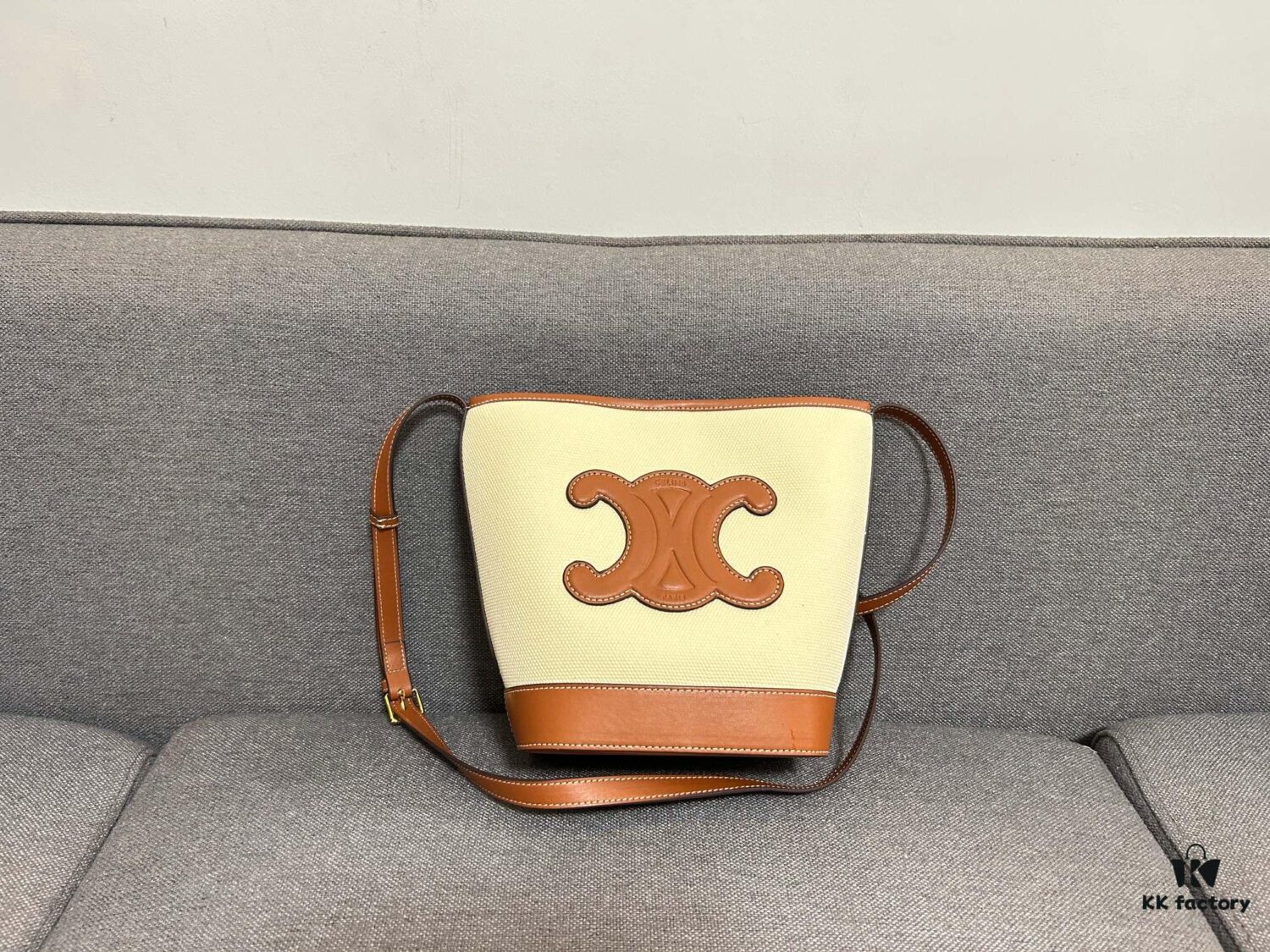6930abda6e68136f4d9acd8c CELINE Spring Summer New Arrival CUIR Bucket Bag with Arc de Triomphe 3D Logo, Sophisticated and Mature Design