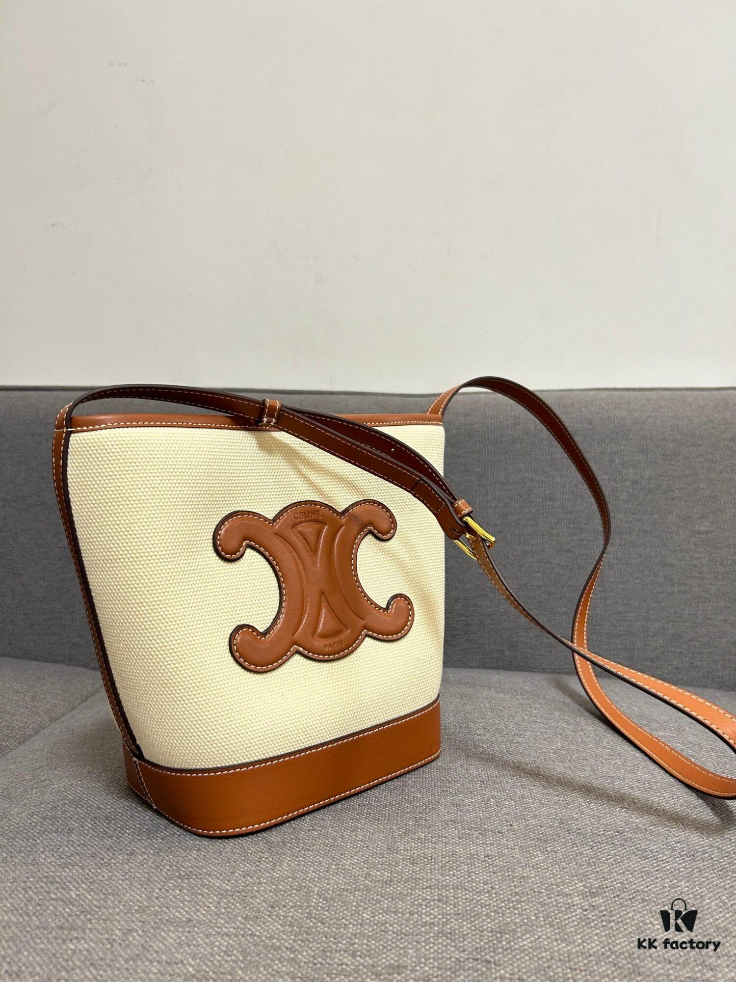 6930abdb6e68136f4d9acd92 CELINE Spring Summer New Arrival CUIR Bucket Bag with Arc de Triomphe 3D Logo, Sophisticated and Mature Design