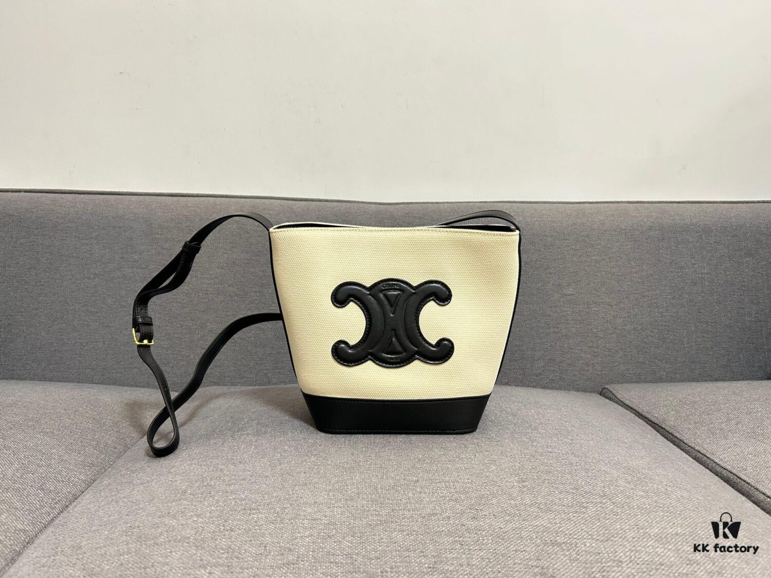 6930abdc6e68136f4d9acd93 CELINE Spring Summer New Arrival CUIR Bucket Bag with Arc de Triomphe 3D Logo, Sophisticated and Mature Design