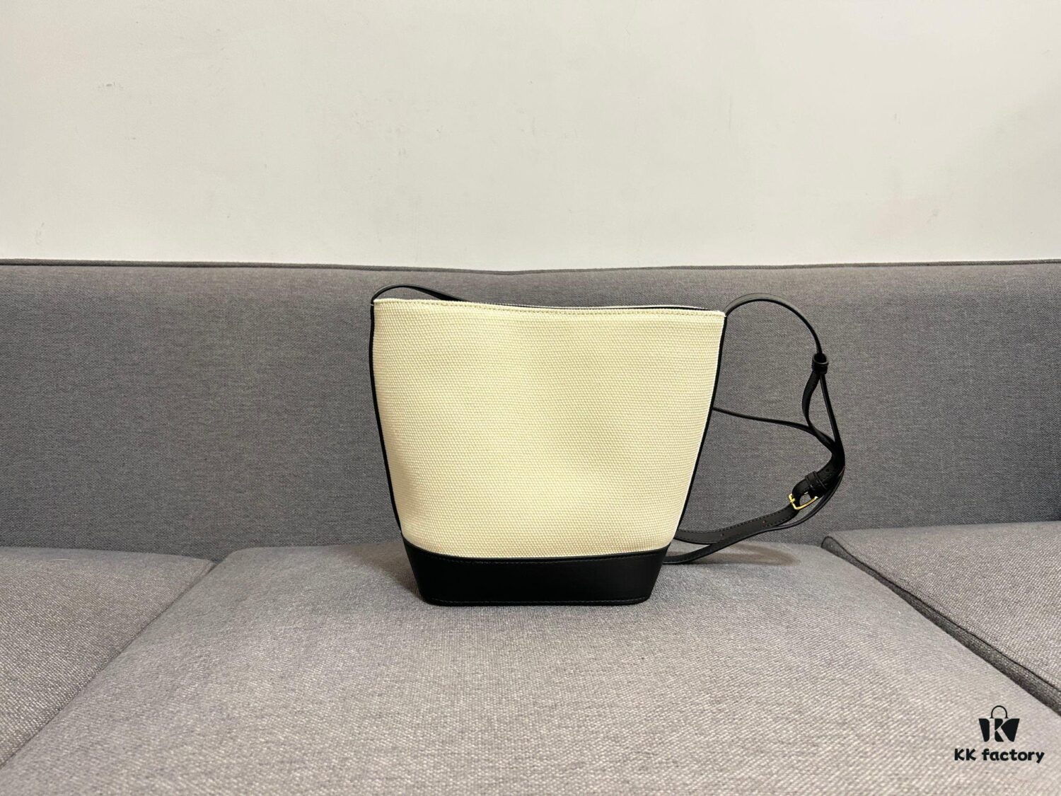 6930abdf6e68136f4d9acd95 CELINE Spring Summer New Arrival CUIR Bucket Bag with Arc de Triomphe 3D Logo, Sophisticated and Mature Design