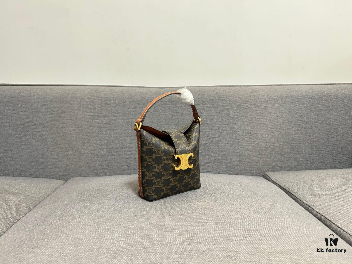 6930abe86e68136f4d9acda5 CELINE New Fries Bag, Smooth PVC Cowhide, Two Options, Original Hardware, Compact and Elegant Design, Handheld or Crossbody, Fits Small Essentials, Stunning Look, Size: 20cm, Model: 8106#